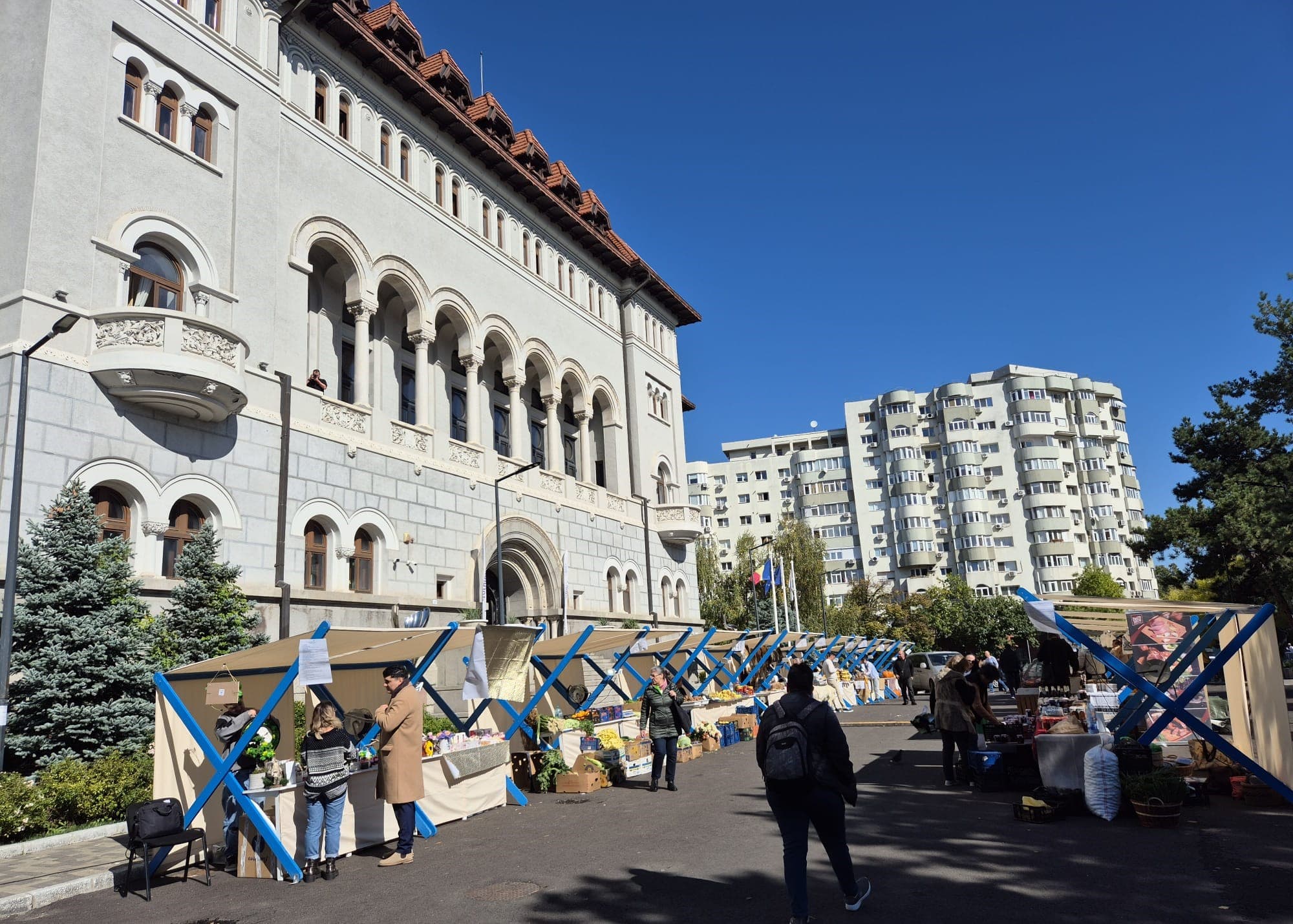 Piața volantă se mută în fața primăriei Sectorului 1 în acest weekend. Peste 20 de producători din țară îi așteptă pe bucureșteni cu produse proaspete