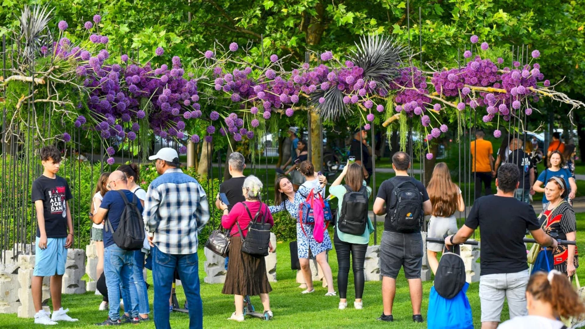 FOTO | Concurs pentru West Side Flower Fest. Participanții ghicesc invitatul secret de la Festivalul Florilor din Parcul Drumul Taberei și primesc premii
