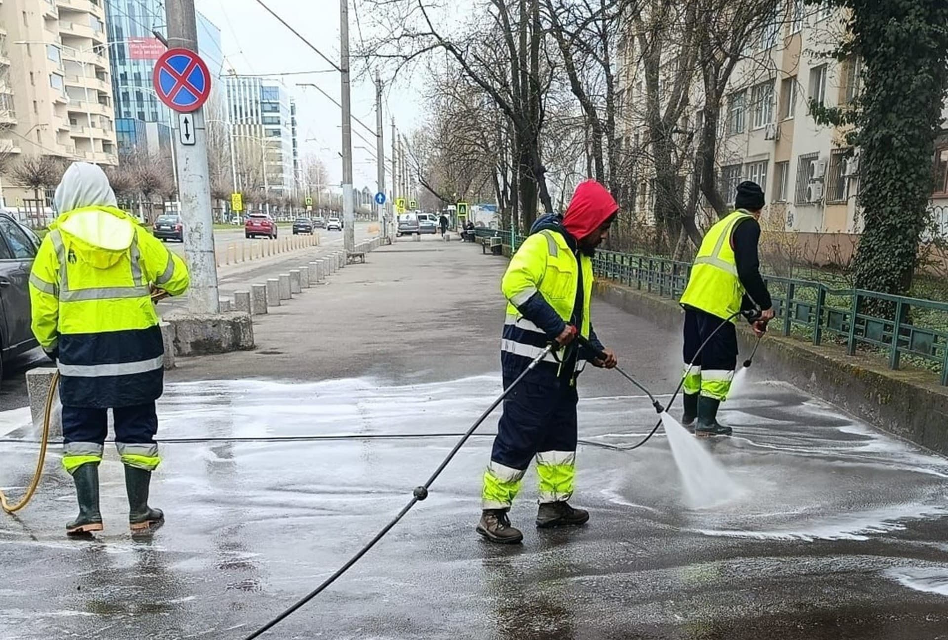 FOTO | „Mutați mașinile parcate!”, episodul 4 în Sectorul 6. Bd. Iuliu Maniu, Uverturii și Virtuții, pe lista străzilor unde se face curățenie săptămâna asta