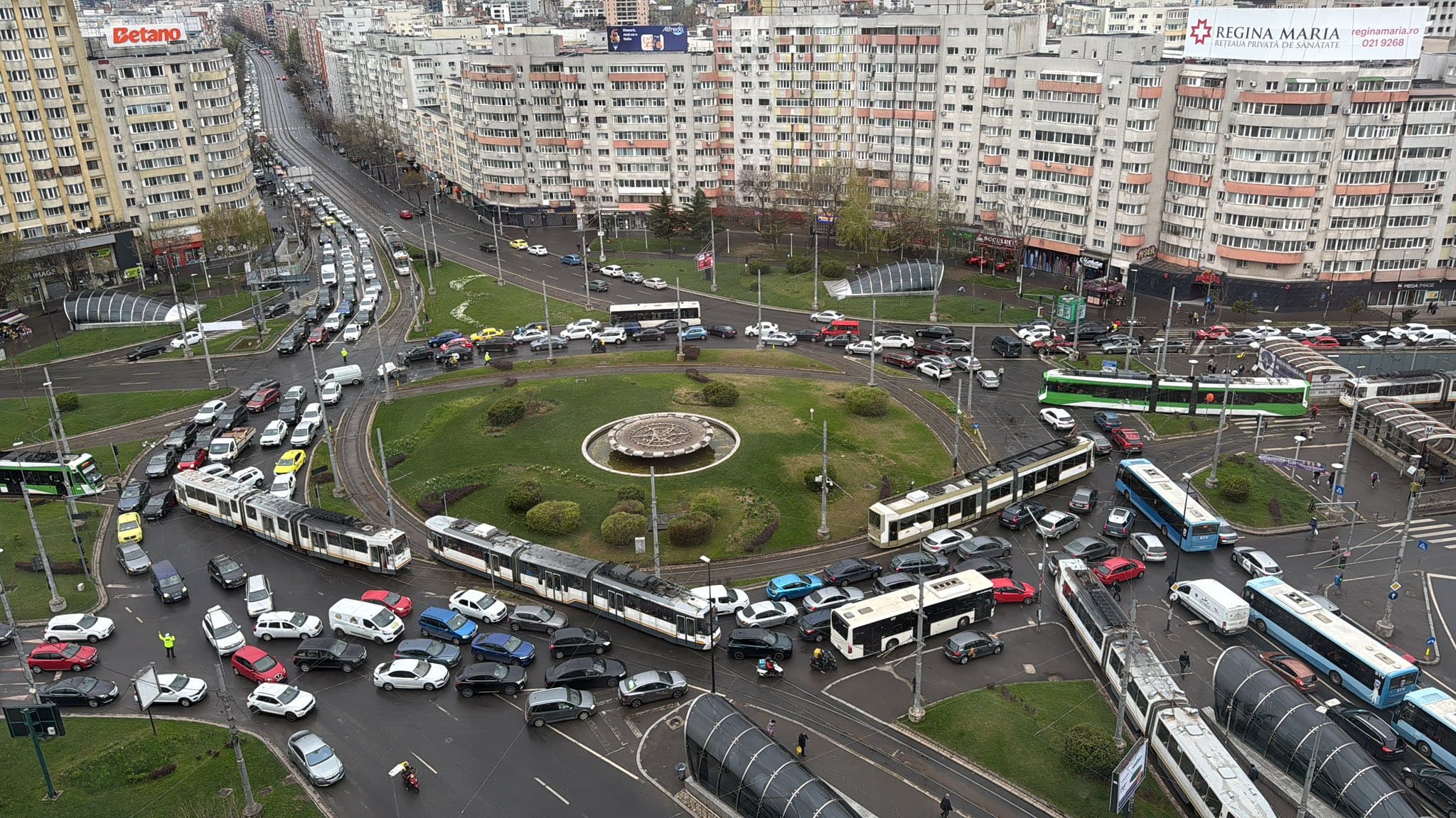 FOTO | E aglomerație în intersecția de la Obor, în această seară. Poliția dirijează traficul. Bucureștean: „Și tramvaiele sunt blocate”