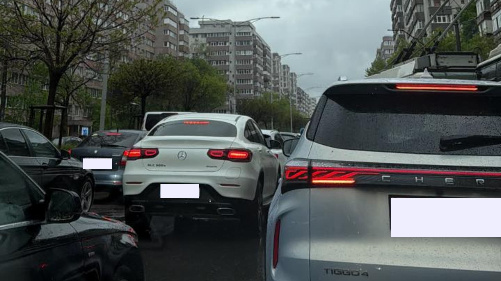 FOTO | Trafic infernal pe Bulevardul Iuliu Maniu, în această seară. Se circulă bară la bară pe sensul spre A1