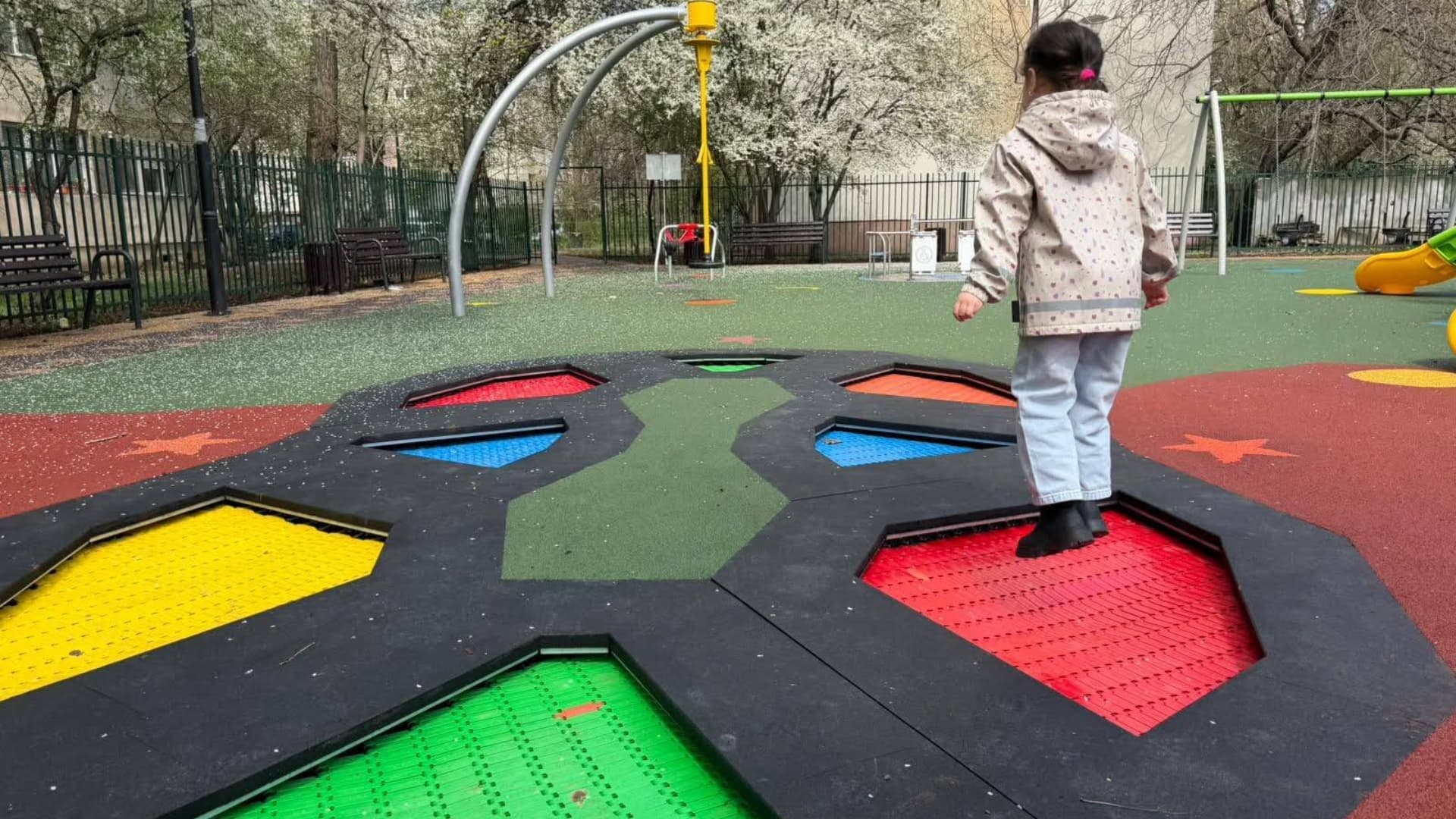 FOTO | Picii din Sectorul 6 au un nou loc de joacă. Se află pe strada Cetatea Histria și include facilități și pentru copiii cu dizabilități