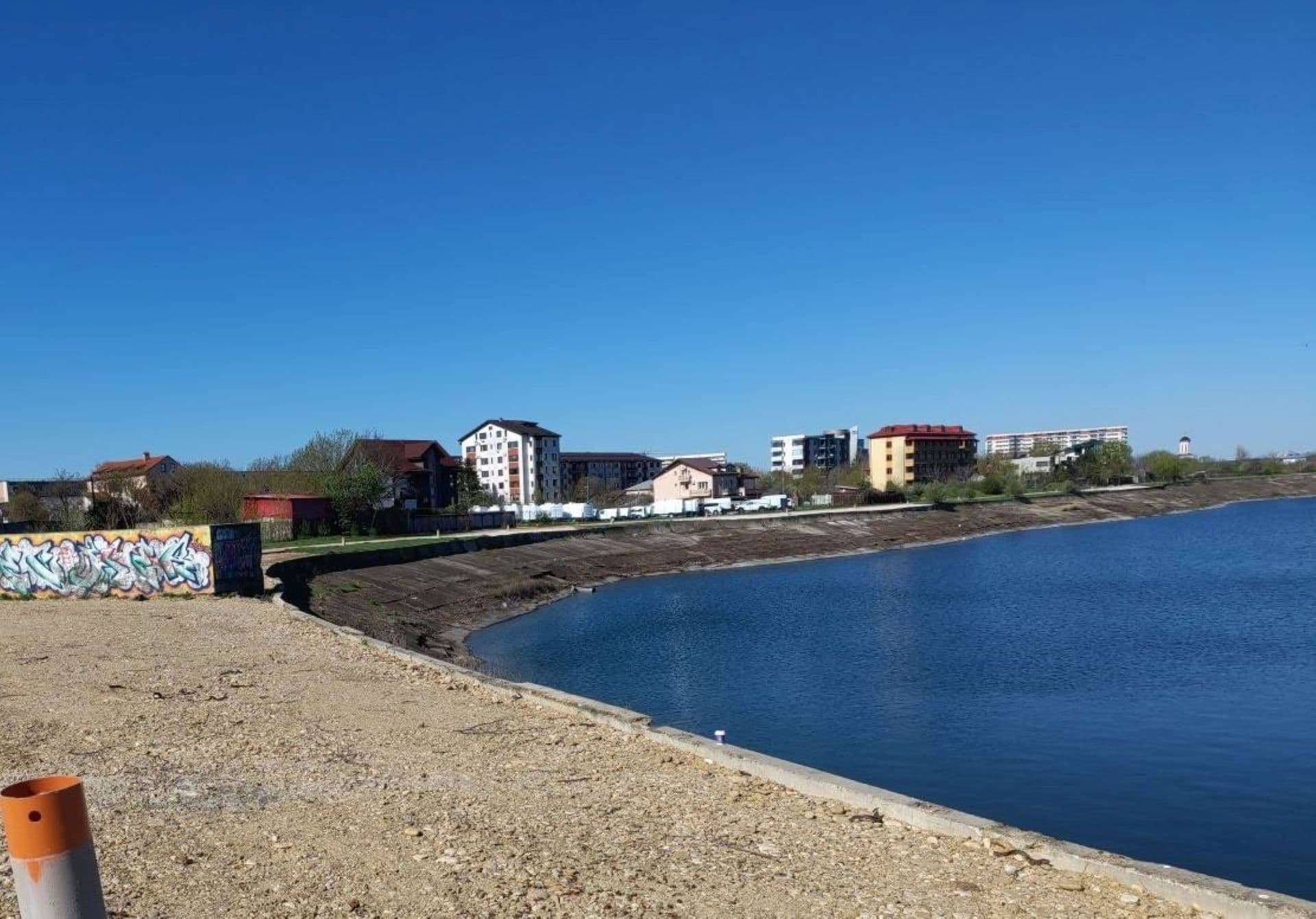 FOTO | Lucrările la malul sudic al Lacului Morii vor fi reluate după Paște. ADPDU Sector 6 a început amenajarea terenului și a curățat vegetația