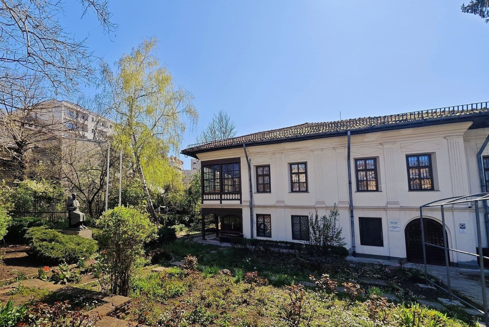 Casa Melik, cea mai veche clădire din București, găzduiește azi Muzeul Theodor Pallady. Construită de un bogat al vremurilor, a trecut și prin foc, și prin mâinile mai multor generații
