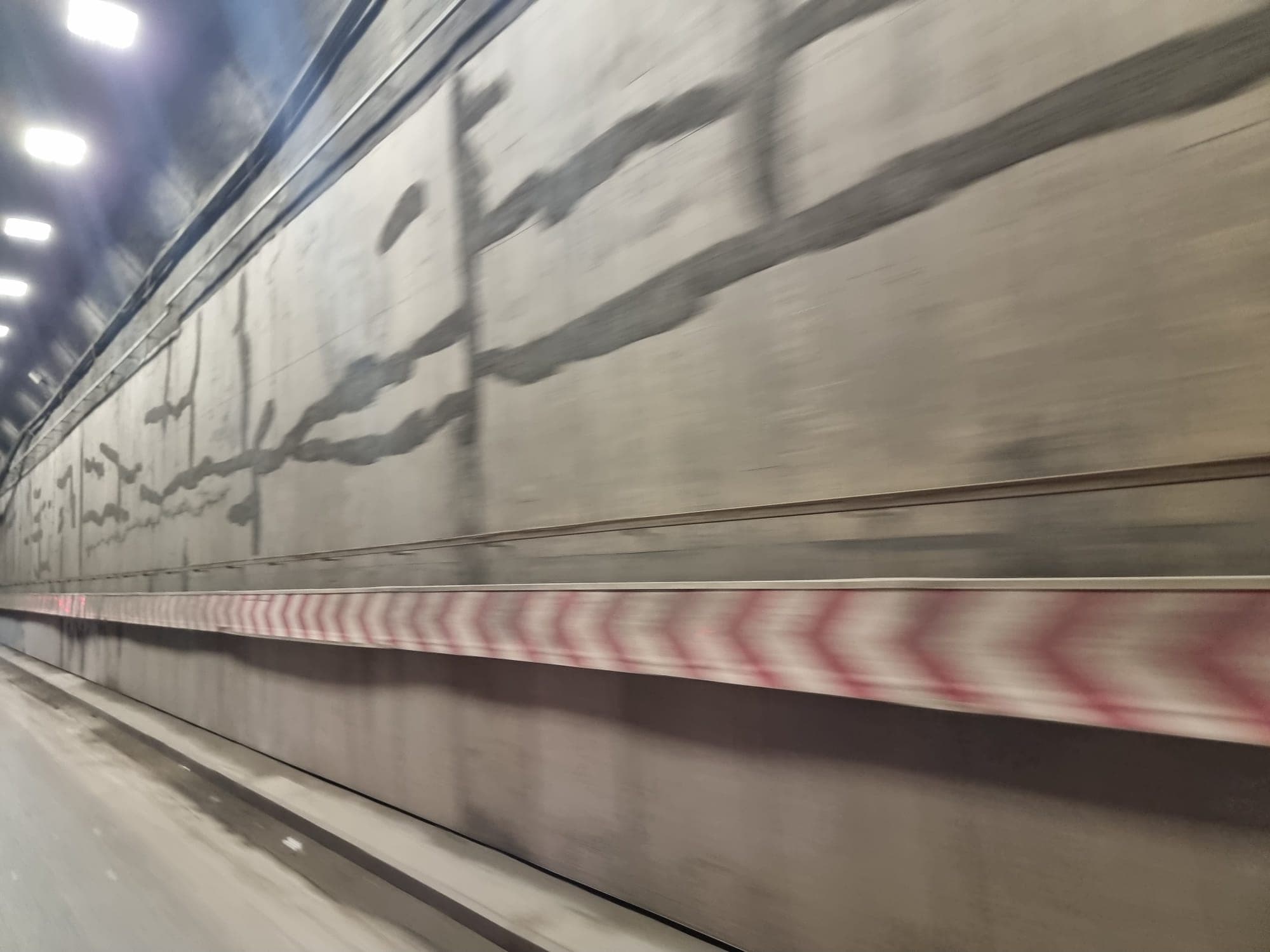 FOTO | Sub orașul frumos se ascunde Pasajul Victoria, un loc gri și obosit, dar esențial pentru traficul de zi cu zi