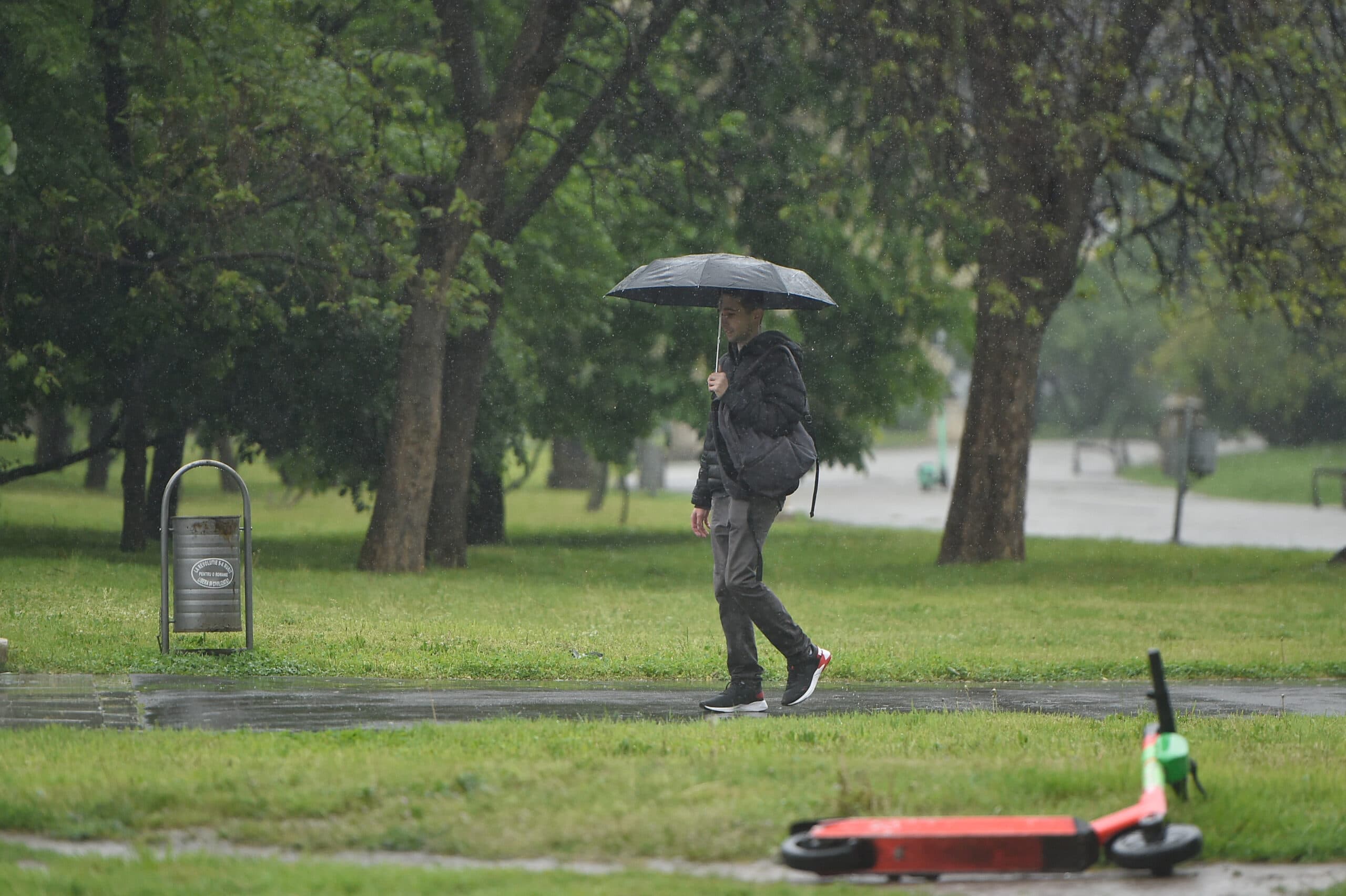 Vremea se mai îmblânzește abia duminică în București, după un 1 Mai inadmisibil de rece și ploios. Prognoza meteo pentru acest weekend