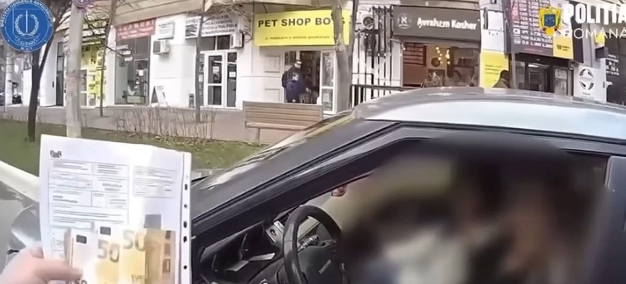 VIDEO | O șoferiță a încercat să mituiască cu 100 de euro un polițist din București. Femeia s-a ales cu dosar penal