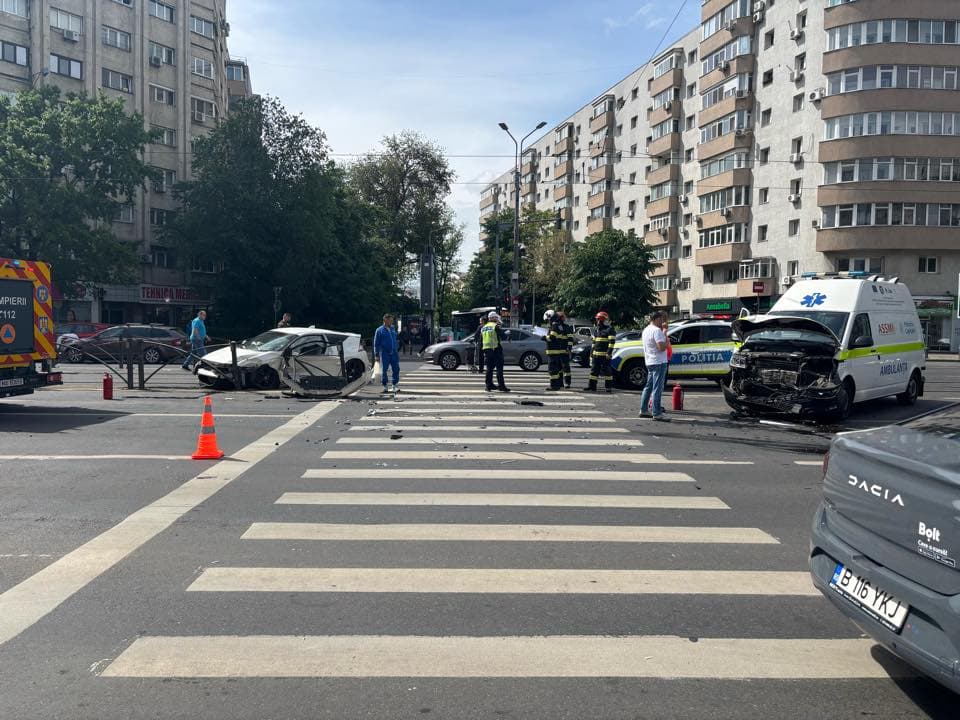ALERTĂ | Accident extrem de grav, cu ambulanță, la doi pași de Spitalul Floreasca. Ambele mașini sunt praf, liniile 1 și 10 sunt blocate