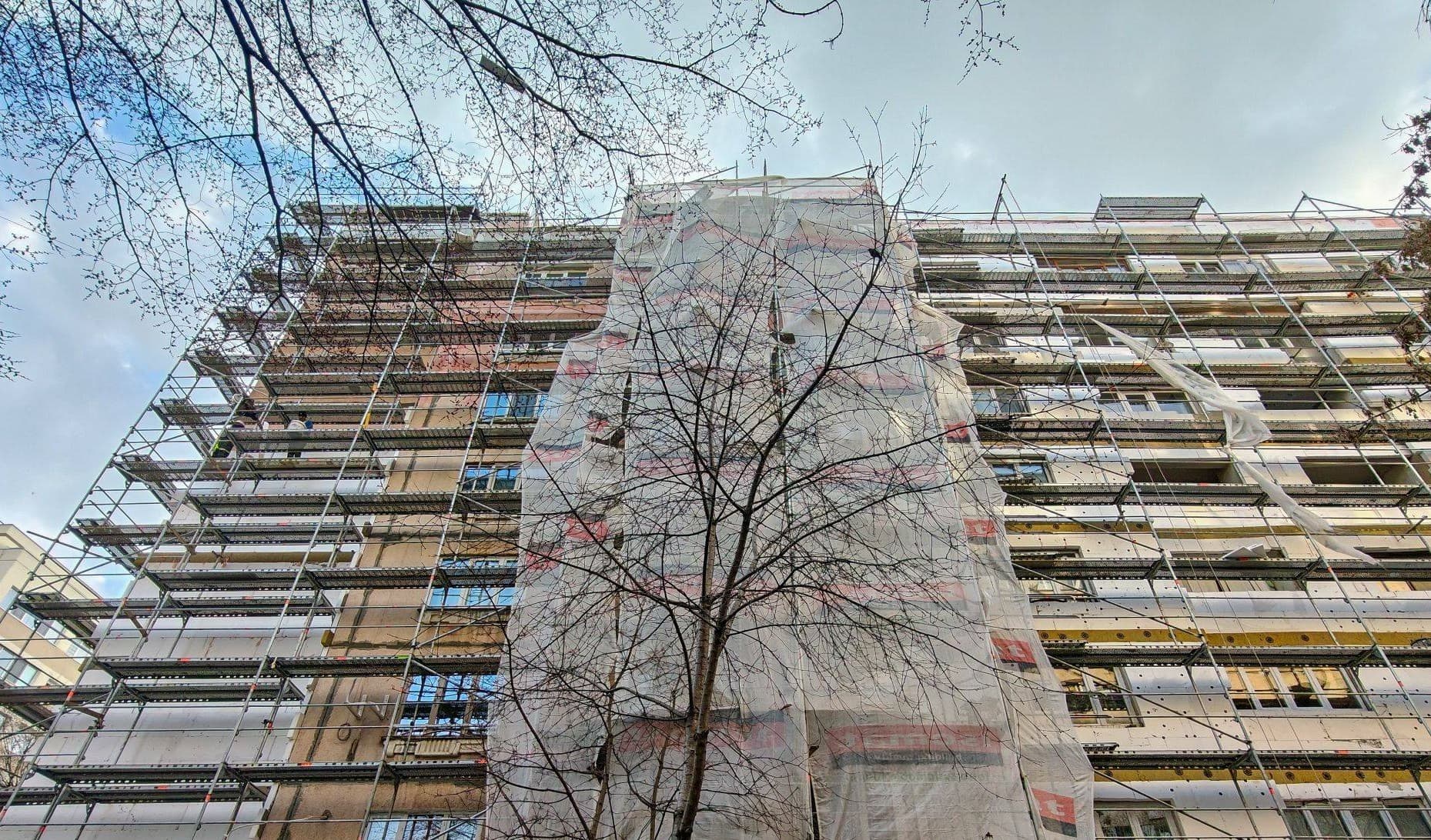 O adolescentă de 16 ani a căzut de la etajul 11 al unui bloc din Sectorul 2. Voia să-și facă poze pe bloc și s-ar fi dezechilibrat