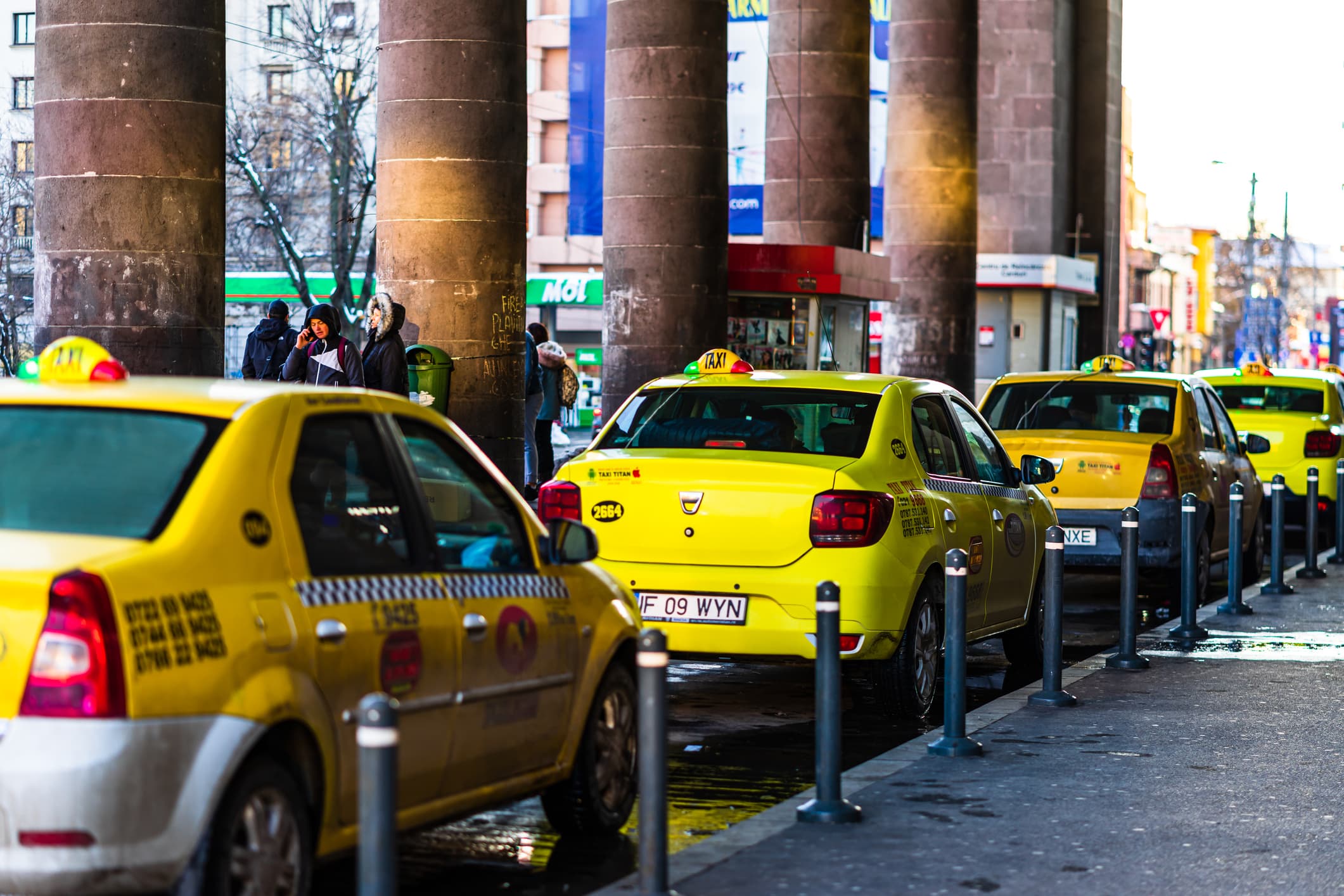 Taximetrist la Gara de Nord: „Aparatul s-a stricat, șefu’!” Neplăcut, cel de amenzi funcționa. Poliția Locală a retras autorizații și făcut „profit’ de 22.000 de lei