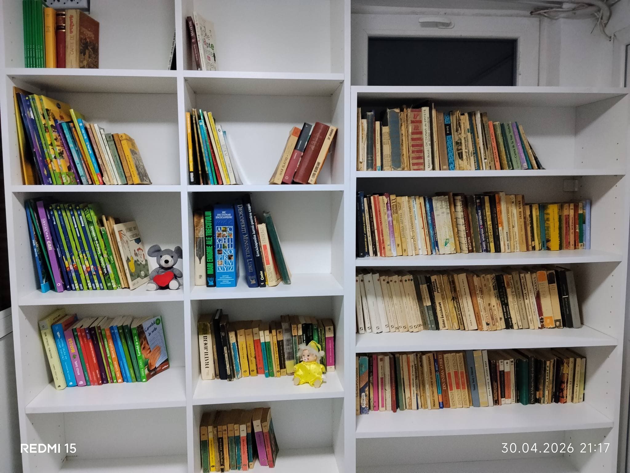 FOTO | Zeci de oameni vor să doneze cărți la biblioteca improvizată într-o scară de bloc din Sectorul 6. Locuitorii le pot împrumuta pe perioadă nedeterminată