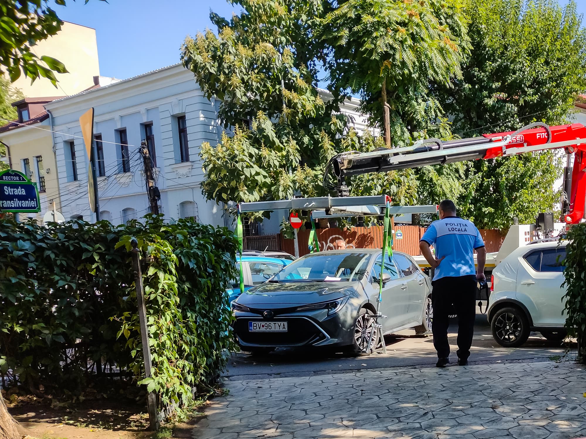 Bucureștiul unde parcarea „doar 5 minute” ar putea costa 1.000 de lei. PMB vrea să dubleze tarifele pentru ridicarea mașinilor