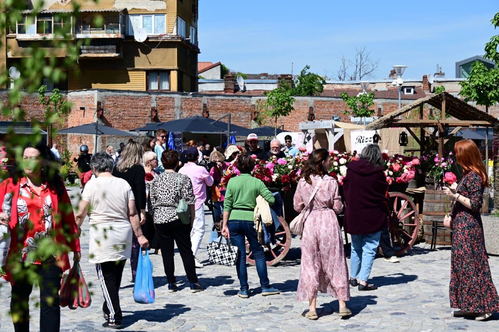 FOTO 🌺 Festivalul Bujorului continuă în Sectorul 1. Corul Madrigal susține diseară un recital extraordinar în Piața Matache, cu intrare gratuită
