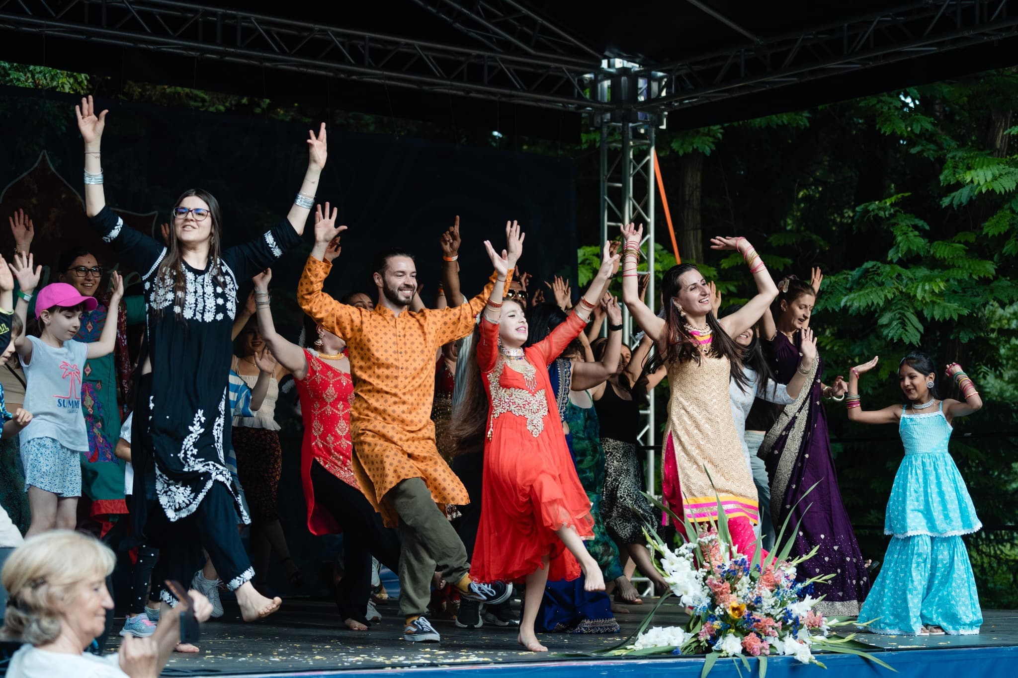 FOTO 🪷 Maze karo! Festivalul Namaste e în iunie, la București. Grădina Botanică se umple de sari, henna, yoga, dans ca-n serialele Bollywood și sesiuni de meditație