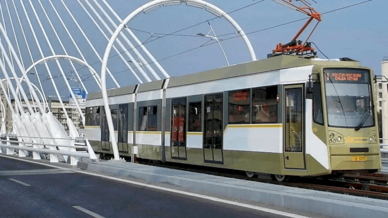 UPDATE | Urgență medicală în tramvai, linia 1 e blocată în Pasajul Victoria. STB: S-au luat măsuri de deviere