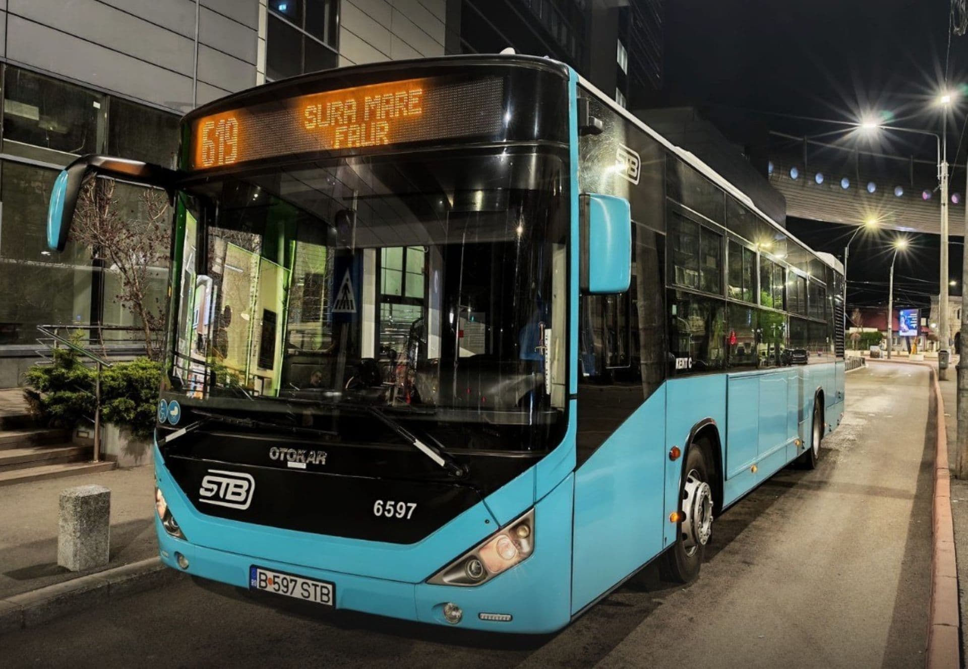 Autobuzele 619 vor circula pe calea de rulare a tramvaielor, pe Șoseaua Mihai Bravu, pentru fluidizarea traficului. Modificarea intră în vigoare vineri