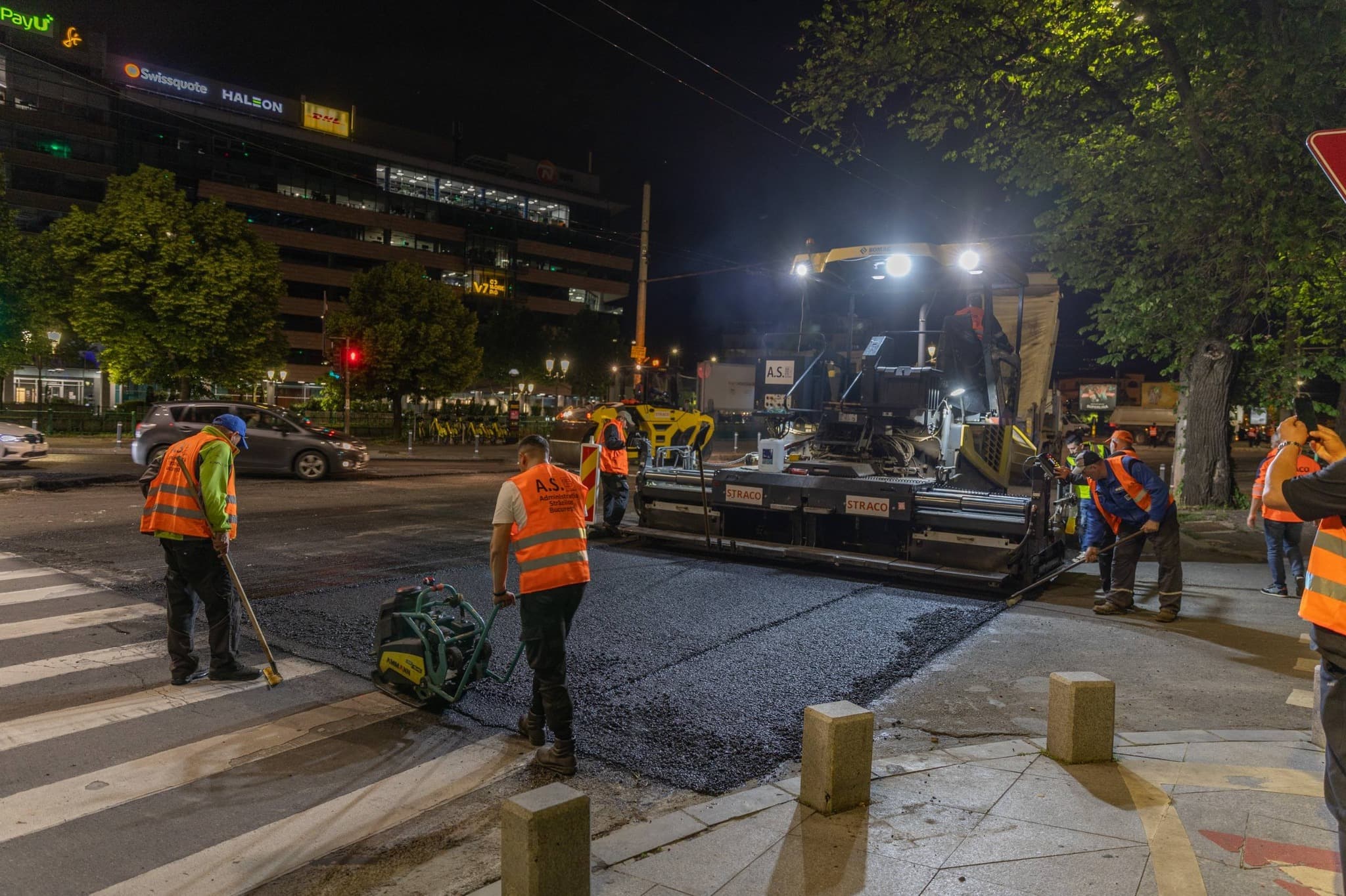 FOTO | Start lucrări de asfaltare în București, pe timpul nopții. Muncitorii au fost deja în zona Operei Române. Unde urmează să se repare drumurile