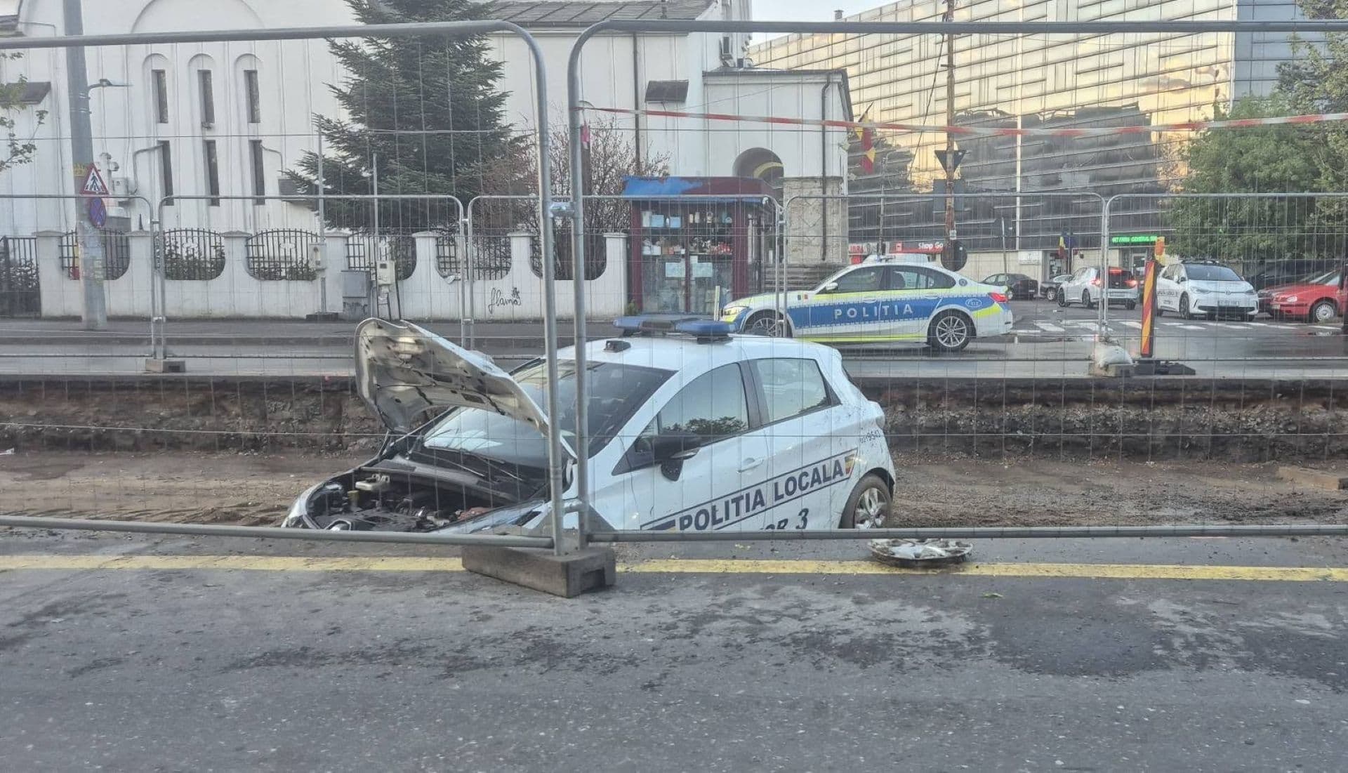 FOTO | O mașină a Poliției Locale Sector 3 a plonjat pe șantierul de pe Bd. Basarabia, cel pentru modernizarea șinelor. Bucureștean glumeț: „Pe ei cine-i amendează?”