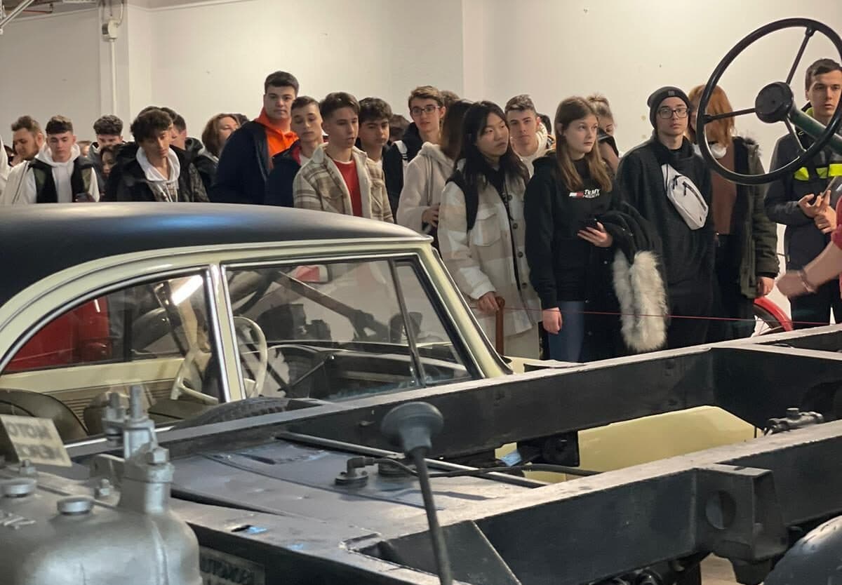 Muzeul Tehnic a pregătit un program „electric” la Noaptea Muzeelor. Vine și robotul Artemis 🦾 ca să-l cunoască pe bătrânul calculator românesc Cifa 102