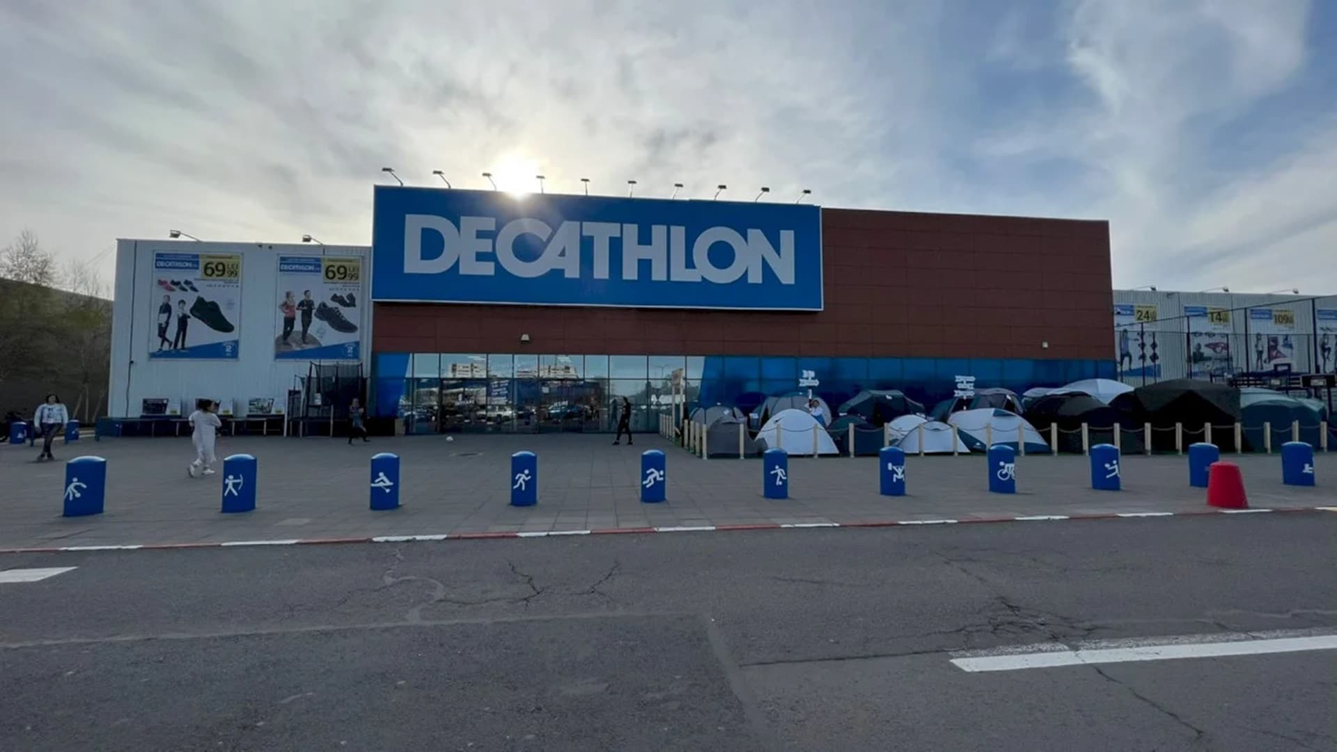 Un nou magazin Decathlon se deschide în câteva zile în București. Va fi într-un mall din oraș, la Plaza România