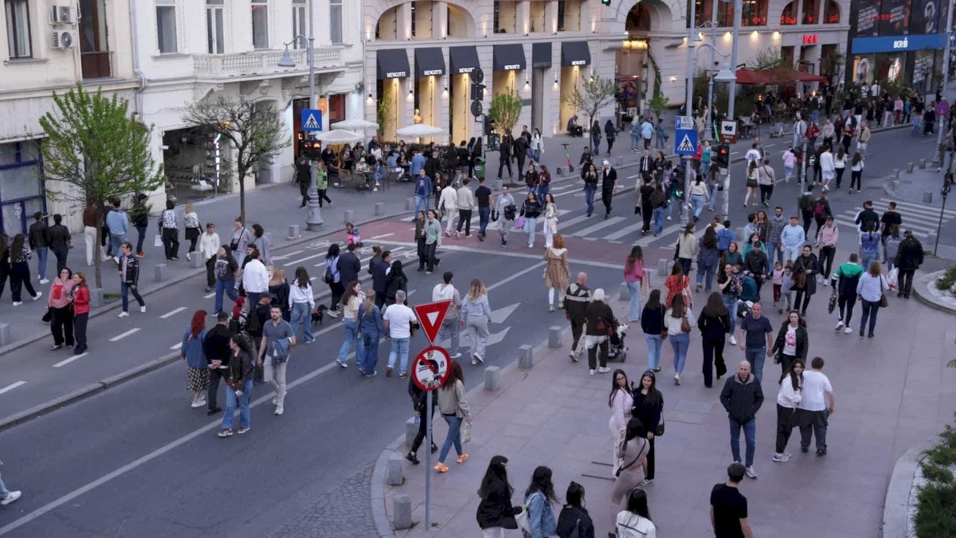 Petiția bucureștenilor din Piața Amzei sătui de traficul și „musafirii” de la Străzi Deschise. Cer restricții de circulație și deblocarea locurilor de parcare albastre
