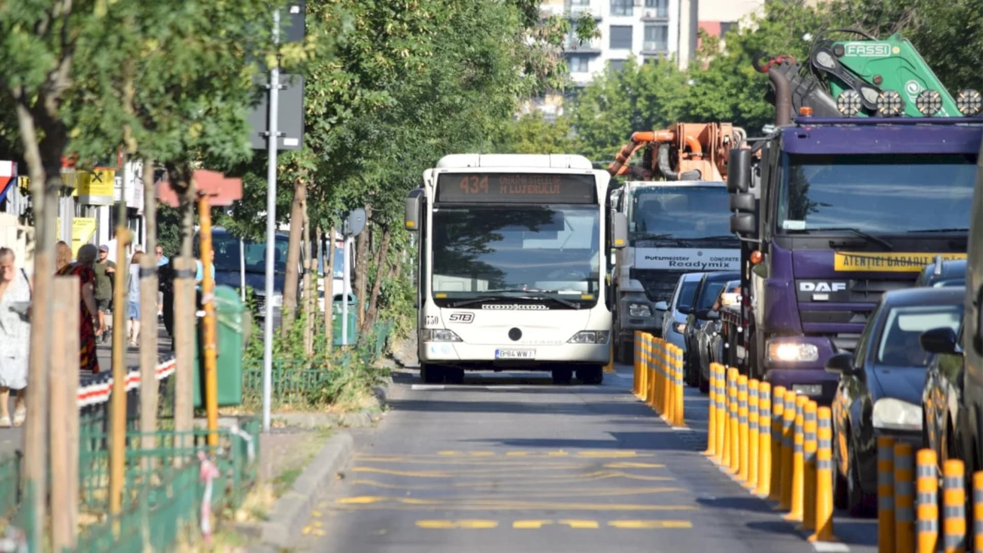 Petiție pentru mai multe autobuze în București. Unde văd oamenii că situația e disperată, cu zeci de minute pierdute în stații, și care e lista liniilor STB critice