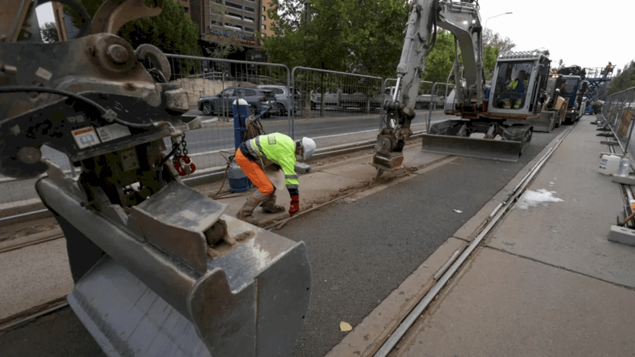 ESENȚIAL | Motivul pentru care tramvaiele 27 reiau circulația pe Calea Dudești: modernizarea șinelor se amână. Probleme și pe Ferdinand, și pe Gheorghe Șincai