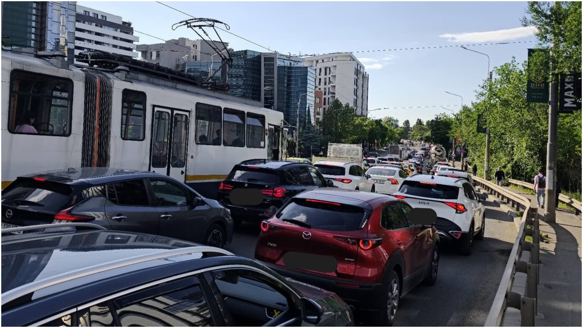 FOTO | „Nordul Bucureștiului e blocat!” Se circulă bară la bară în această seară în zona Băneasa-Aviației. Un bucureștean spune care e cauza: „E expoziția BSDA la Romaero”