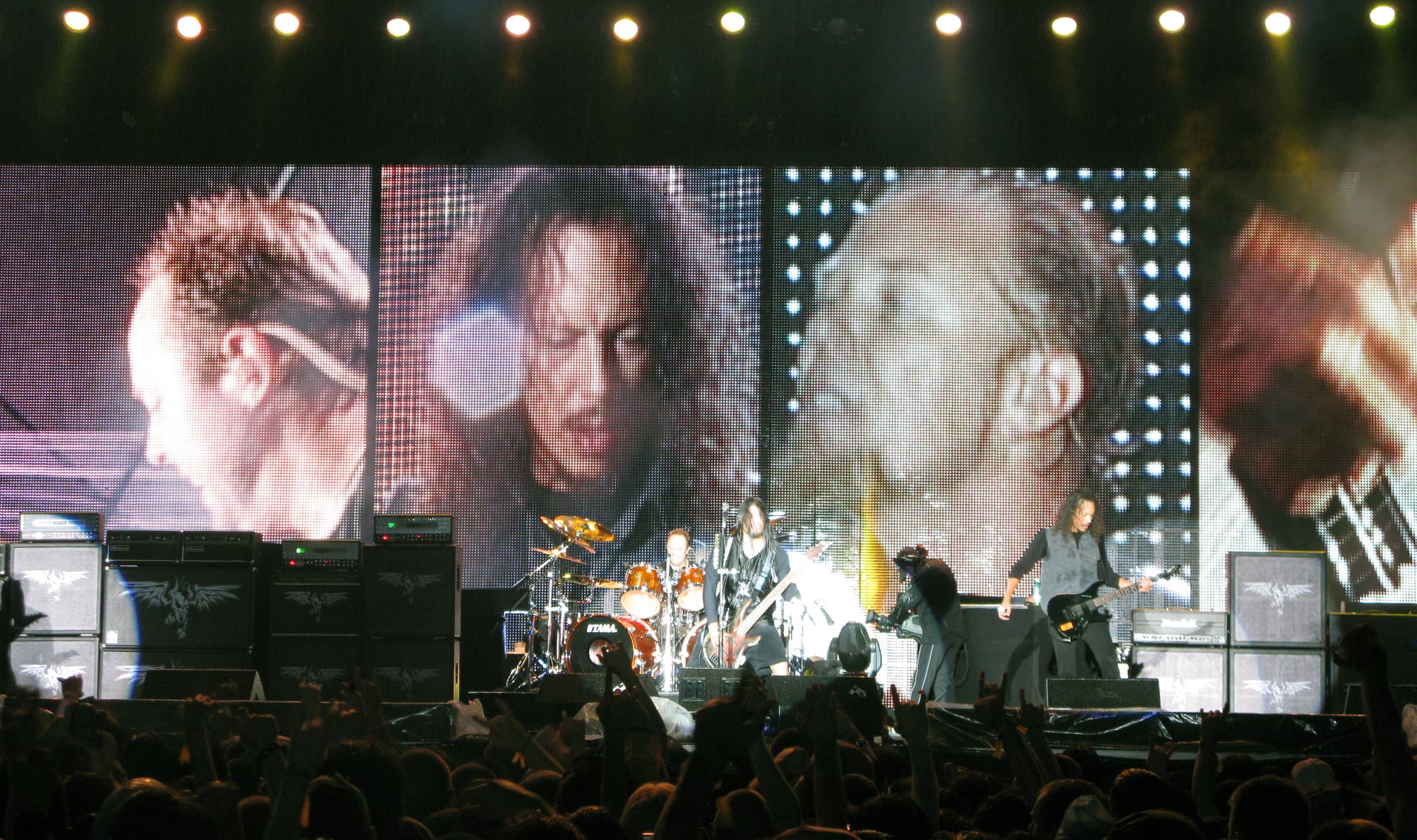 Metallica blochează traficul în zona Arenei Naționale, sunt în vigoare restricții de circulație. Fanii stau la cozi imense pentru a intra la concert