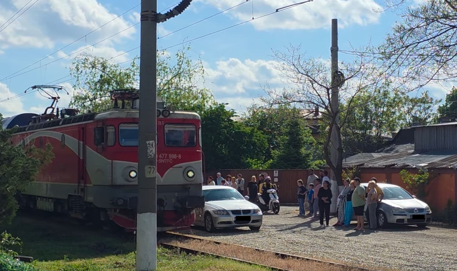 VIDEO | Blocarea șinelor de tramvai e glumă, adevărata artă cum tocmai s-a întâmplat la Dragonul Roșu. Câțiva cetățeni voinici au dat mașina din calea garniturii CFR