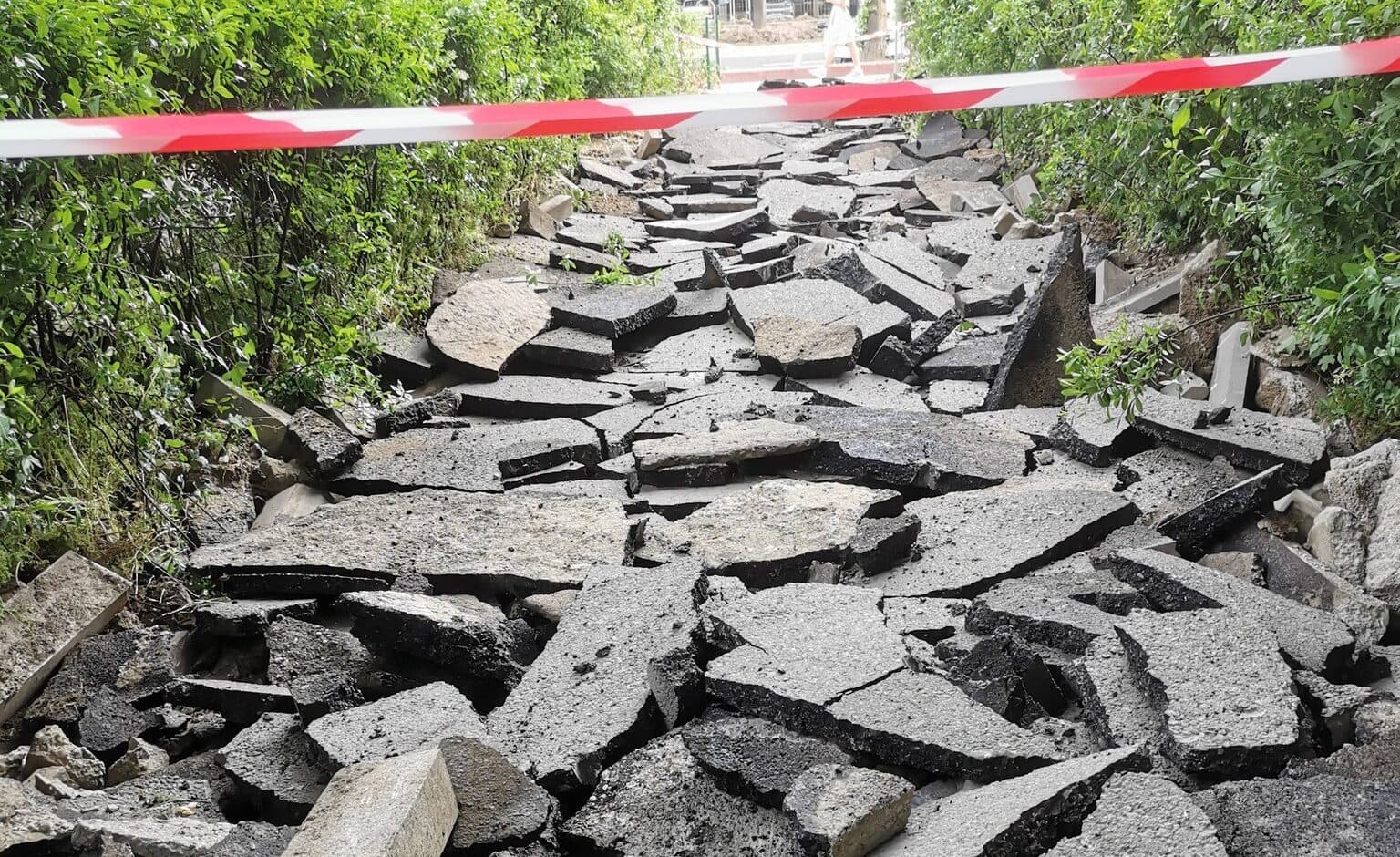 FOTO | Pavelele lui Negoiță stârnesc gâlceavă în Sectorul 3. „Zdruncină creierii bieților copii din cărucioare, să și le pună în curte domnul primar!”