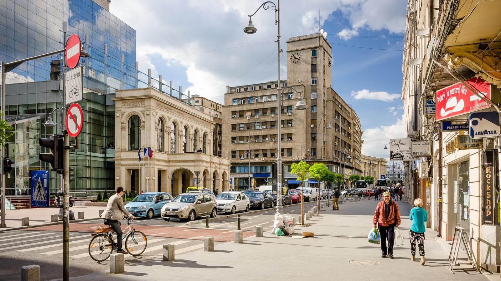 Piața Teatrului Național, inima pierdută a Vechiului București. Cel mai însemnat loc de pe Calea Victoriei avea farmec cu tei, castani, orchestră și muscali care așteptau mușterii