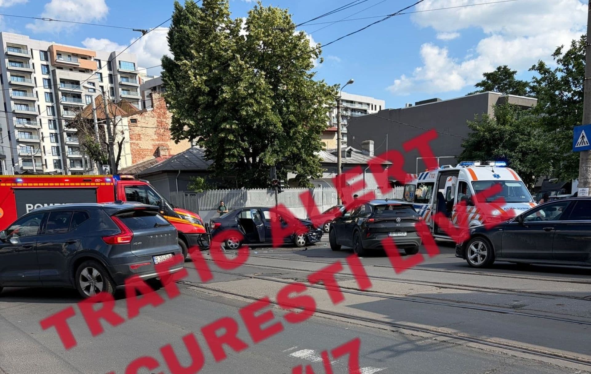 FOTO | Accident cu două mașini pe Calea Dudești, pe șinele de tramvai. STB: Linia 27, blocată pe ambele sensuri