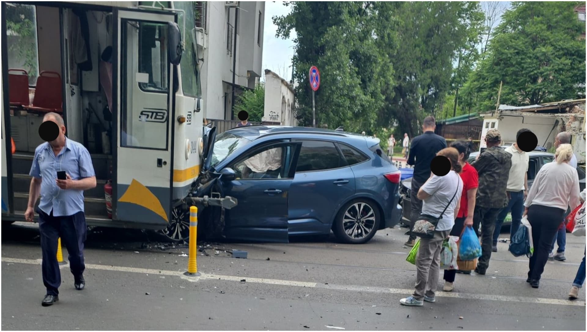 BREAKING | Teribil accident cu tramvai și mașină pe Barbu Văcărescu. STB: Linia 5, blocată, autobuzele 605 au traseu prelungit