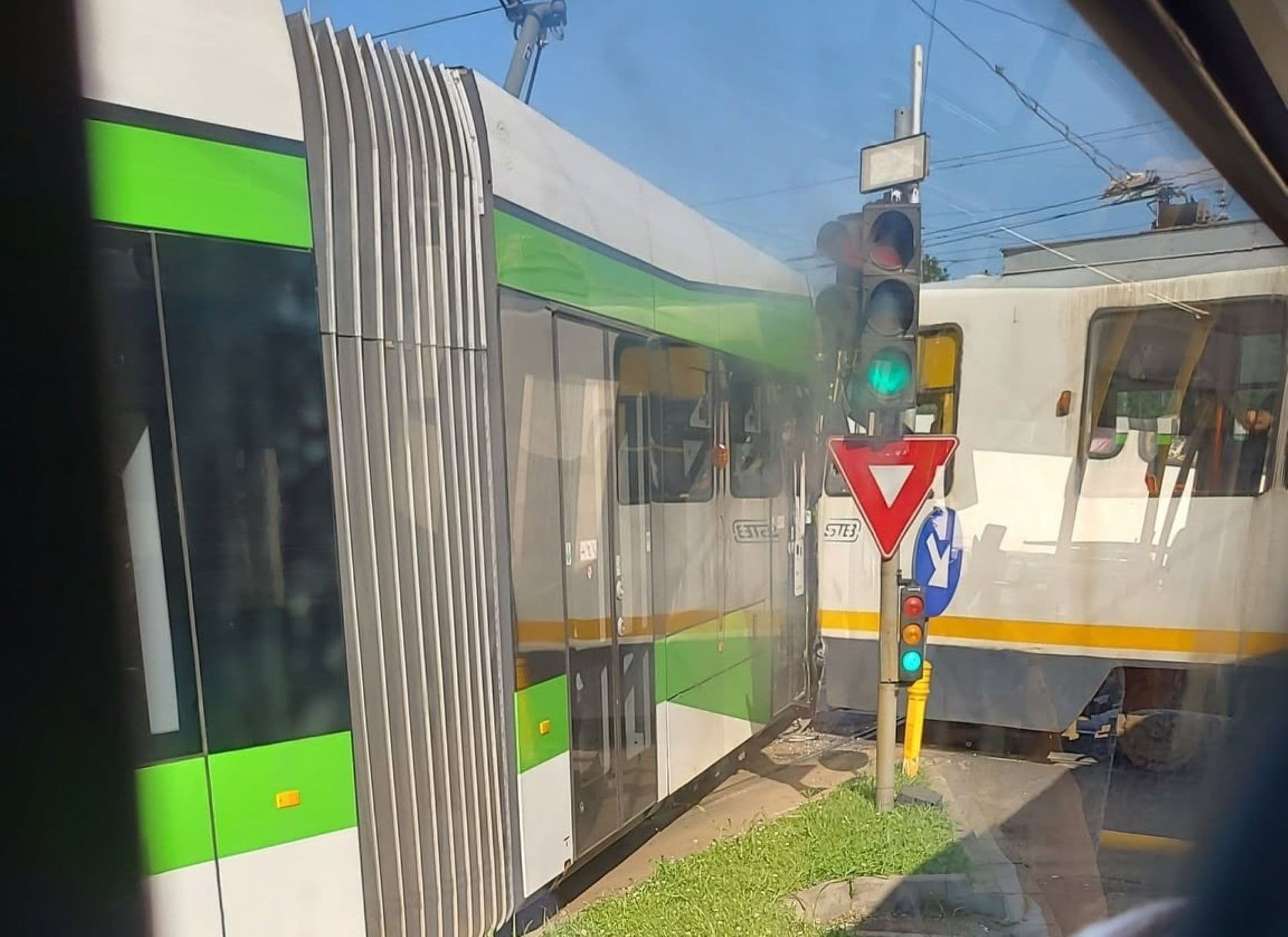 BREAKING | Două tramvaie s-au ciocnit în intersecția de la Bucur Obor, unul dintre ele – un Imperio. STB: Liniile 5, 10 și 21, blocate