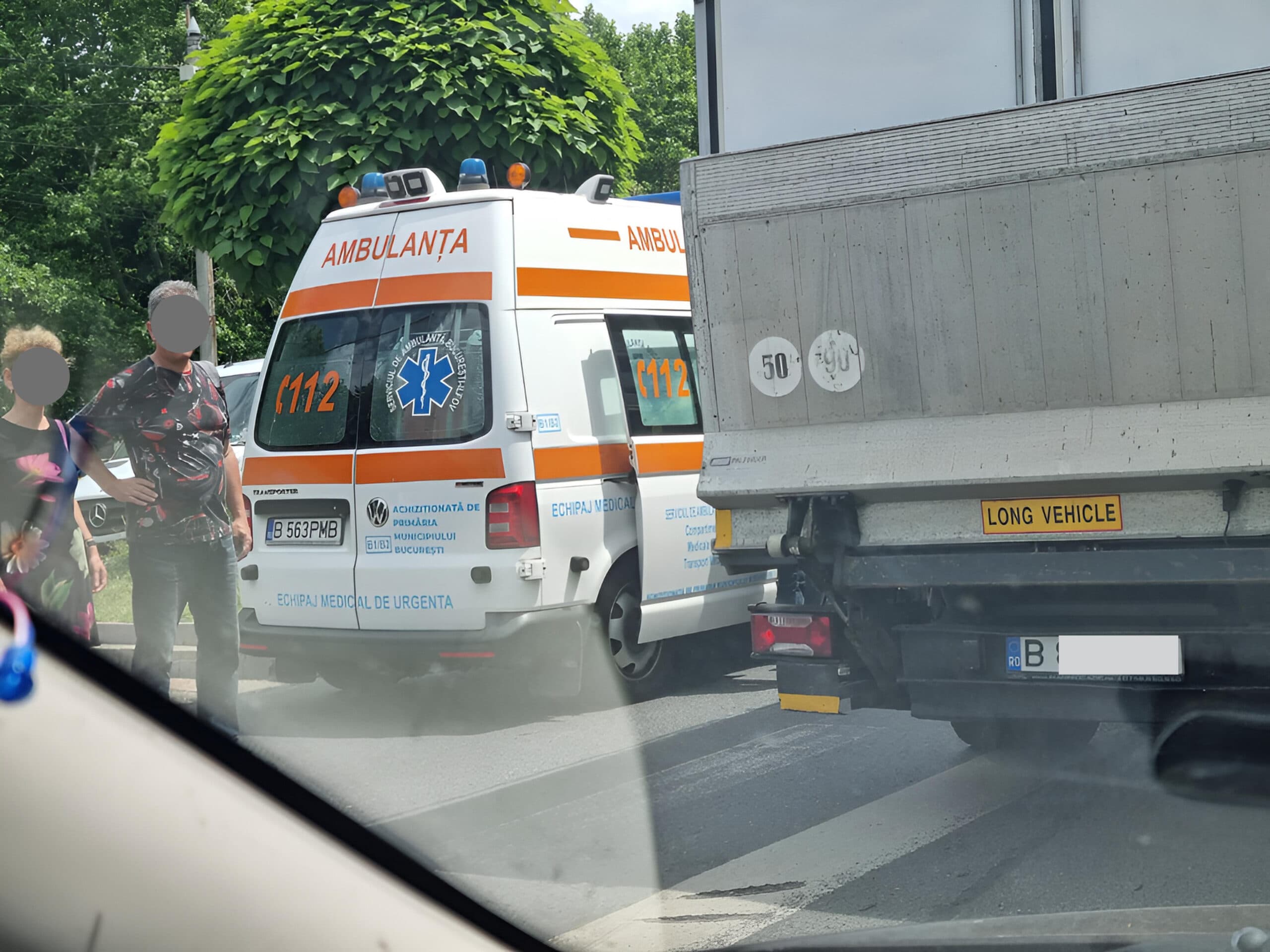 FOTO | Blocaj total în intersecția Iuliu Maniu cu Valea Cascadelor. „E accident cu victimă!”, explică un martor