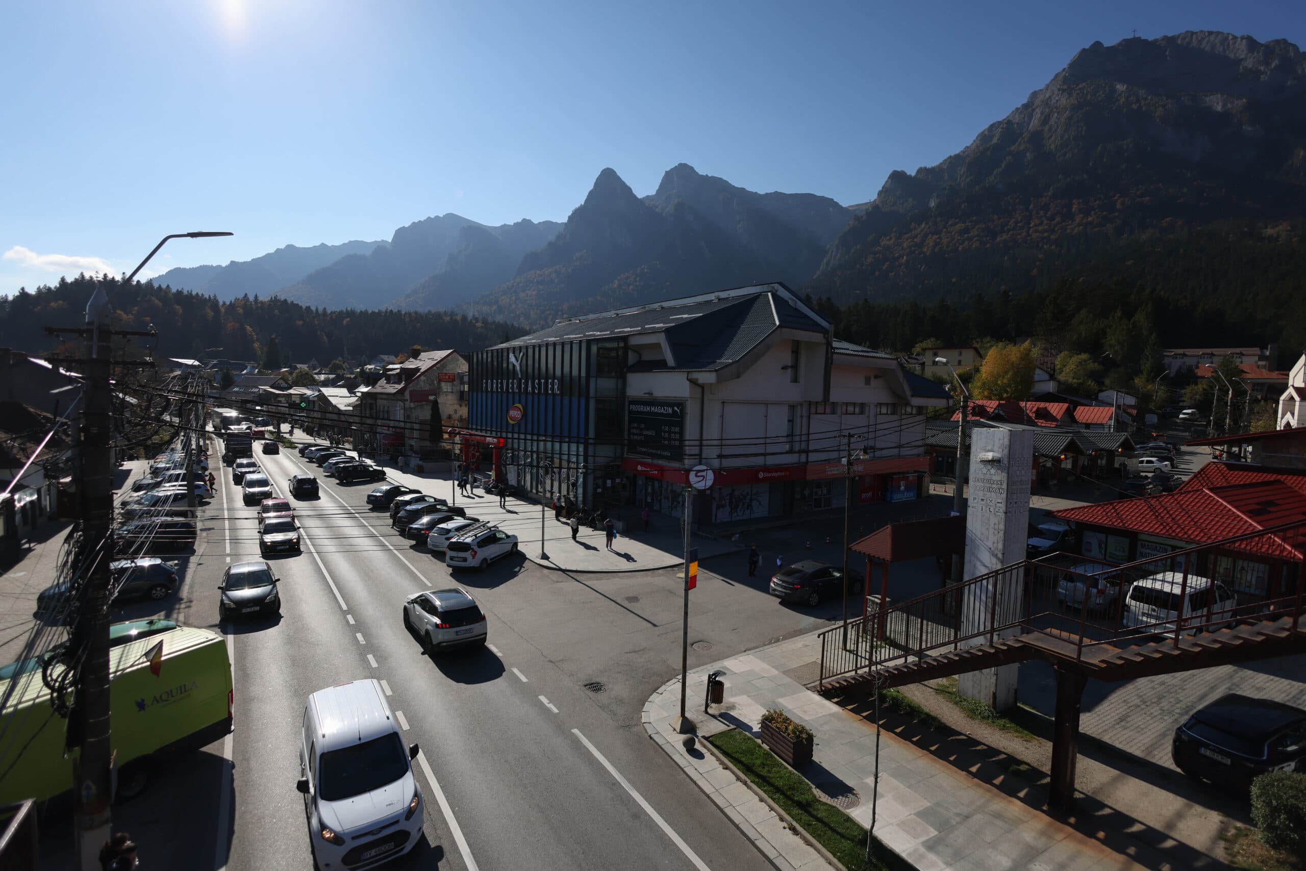 E trafic de coșmar pe drumurile dinspre stațiunile montane și litoral, spre București. Turiștii care se întorc acasă circulă bară la bară pe DN1 și A2