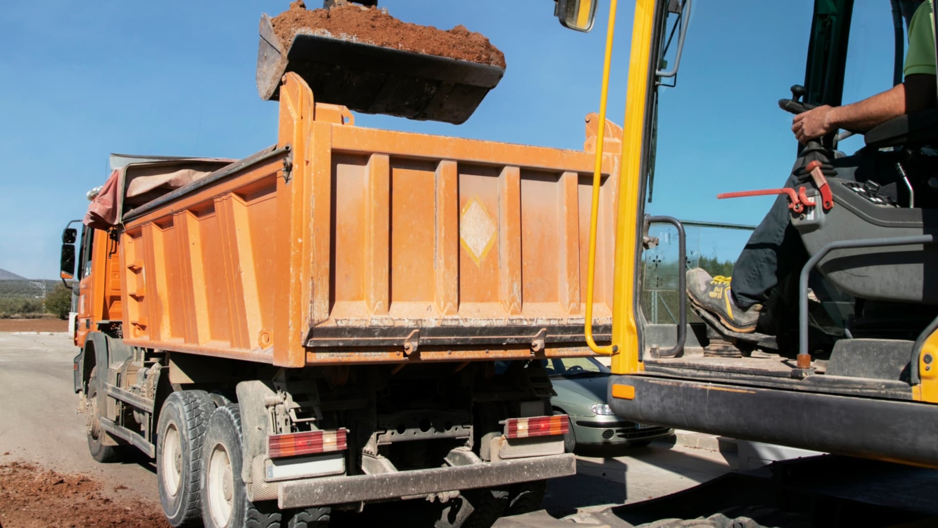 Constructori amendați că transportă deșeuri și materiale din șantiere neacoperite. Polițiștii din Sectorul 1 au dat peste 151 de sancțiuni. Suma totală depășește 200 de mii lei