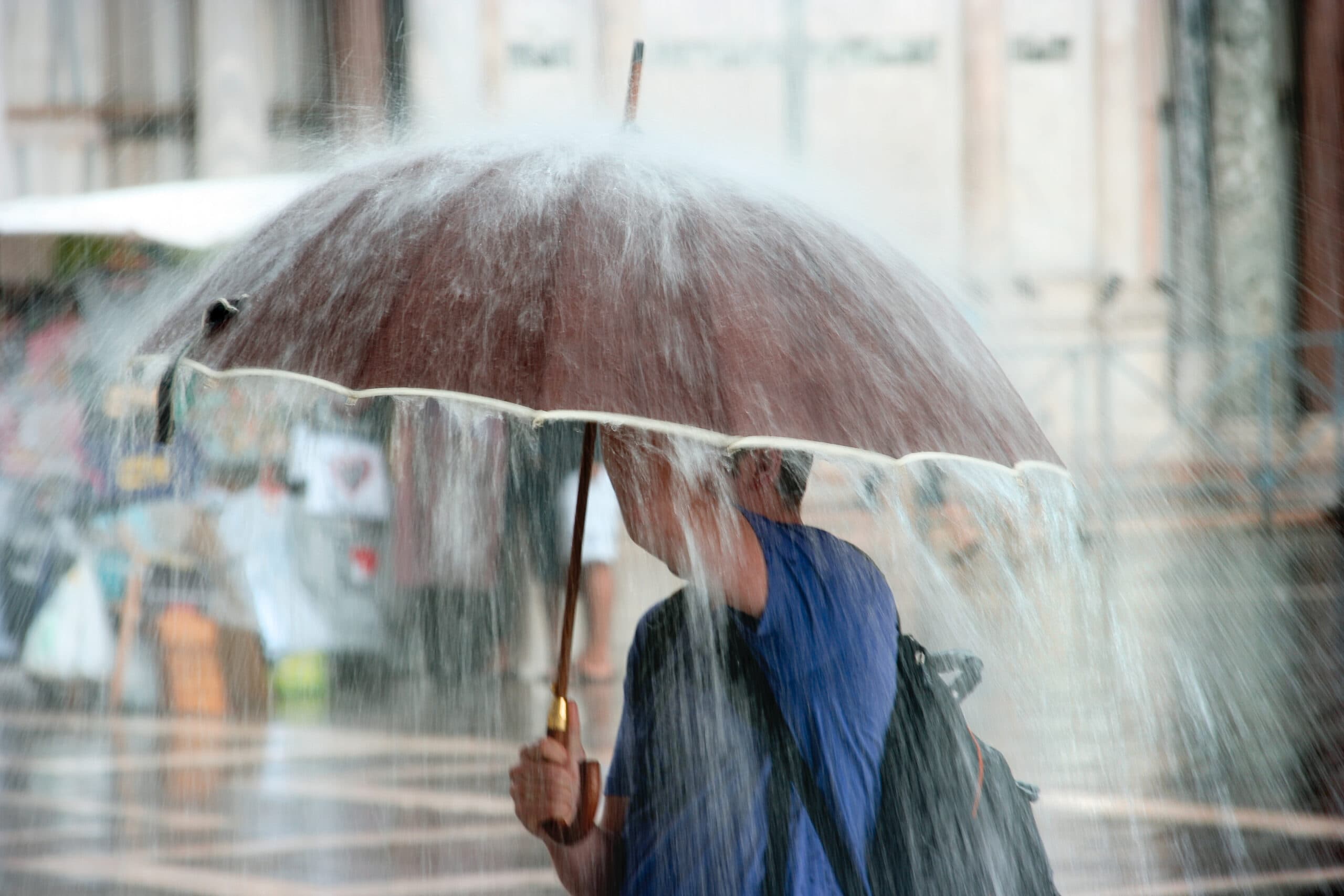 Alertă meteo suplimentară emisă acum pentru București și Ilfov. ANM anunță cod galben de ploi torențiale, vânt, tunete și fulgere