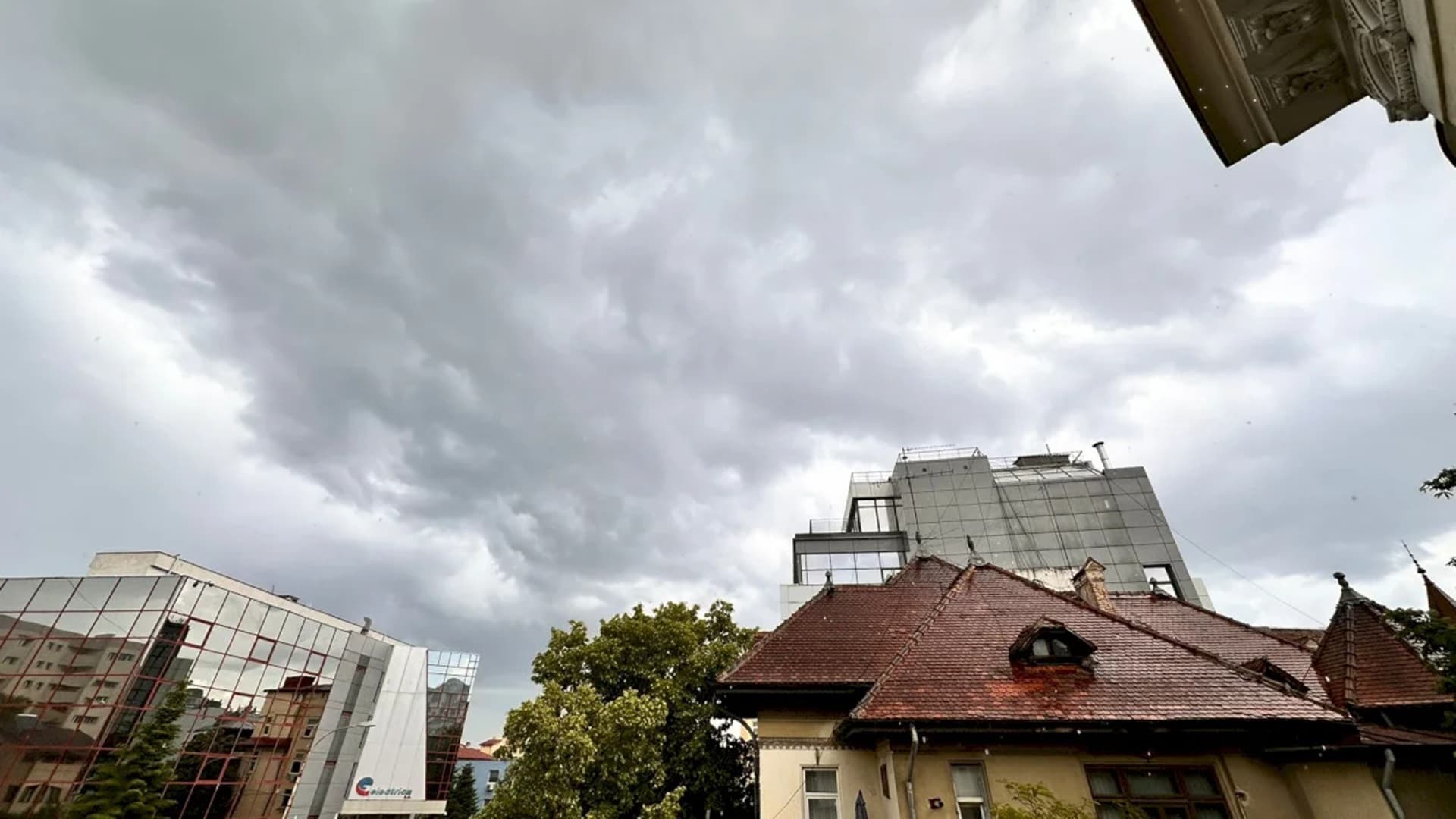 Avertizare nowcasting de ploi torențiale în București. ANM anunță descărcări electrice și grindină