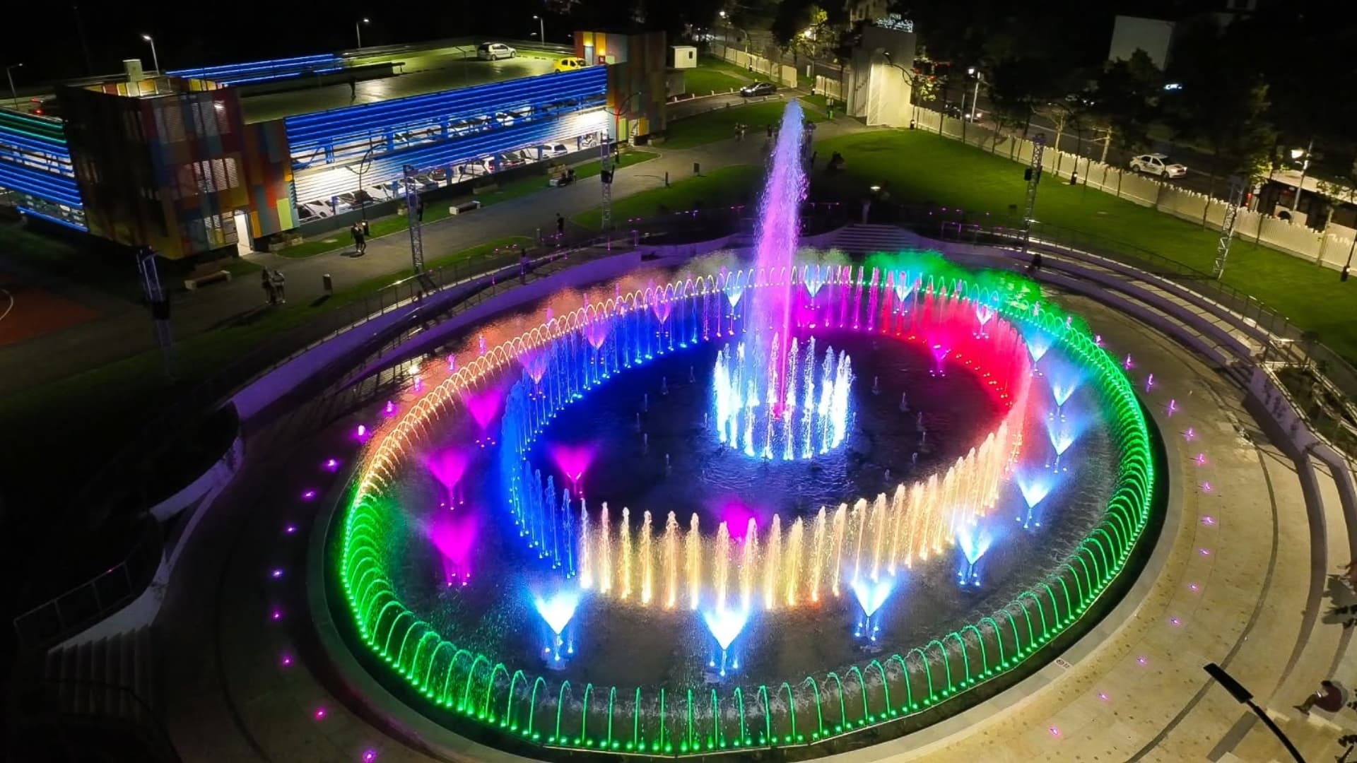 FOTO | Băluță îi invită pe bucureșteni la spectacolele de lumini din Parcul Tudor Arghezi. Show-urile continuă și în acest weekend