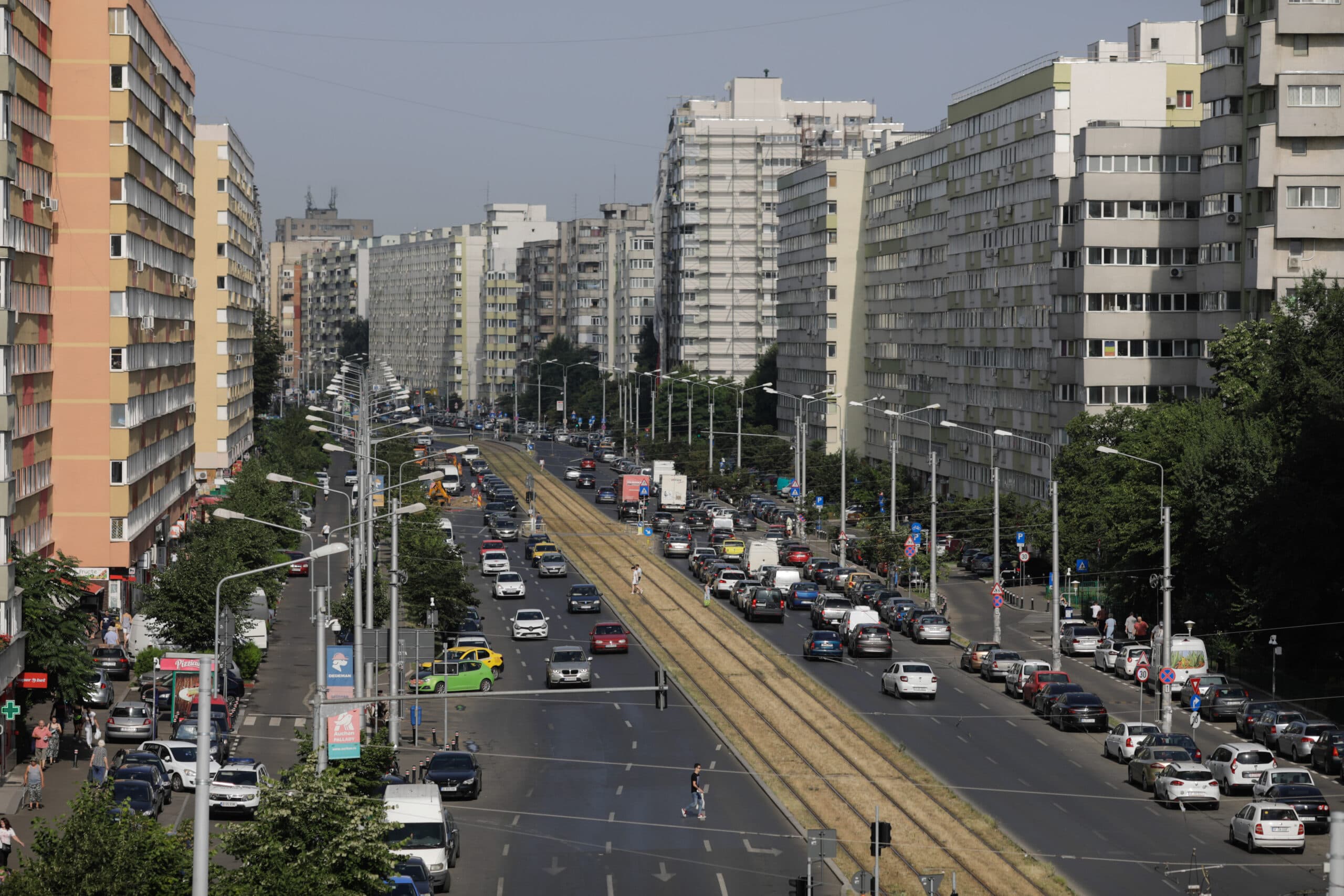 Termoenergetica readuce Ice Bucket Challenge în București 🥶 Șantierele pentru modernizarea conductelor lasă 1.800 de blocuri fără apă caldă