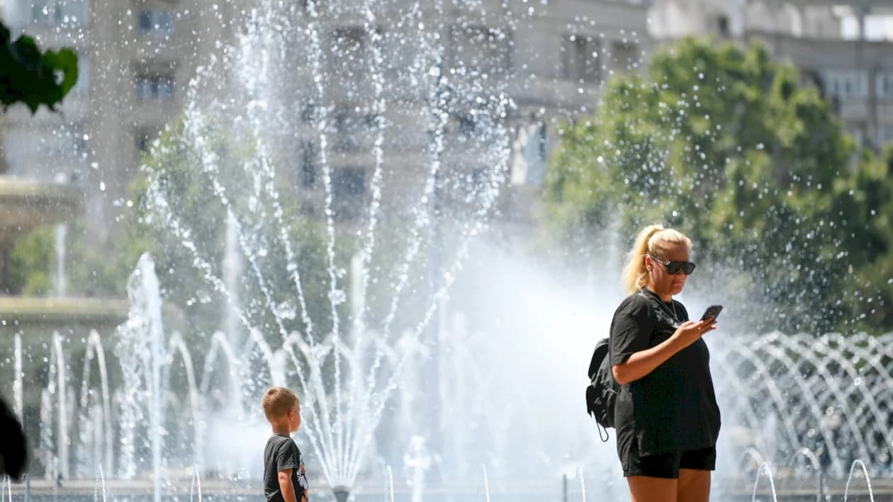 Vești de ultimă oră de la meteo: în jur de 40 de grade Celsius la umbră, în București, iar la asfalt se simt cam 54°C. Cod roșu și azi, mâine plouă și-s furtuni