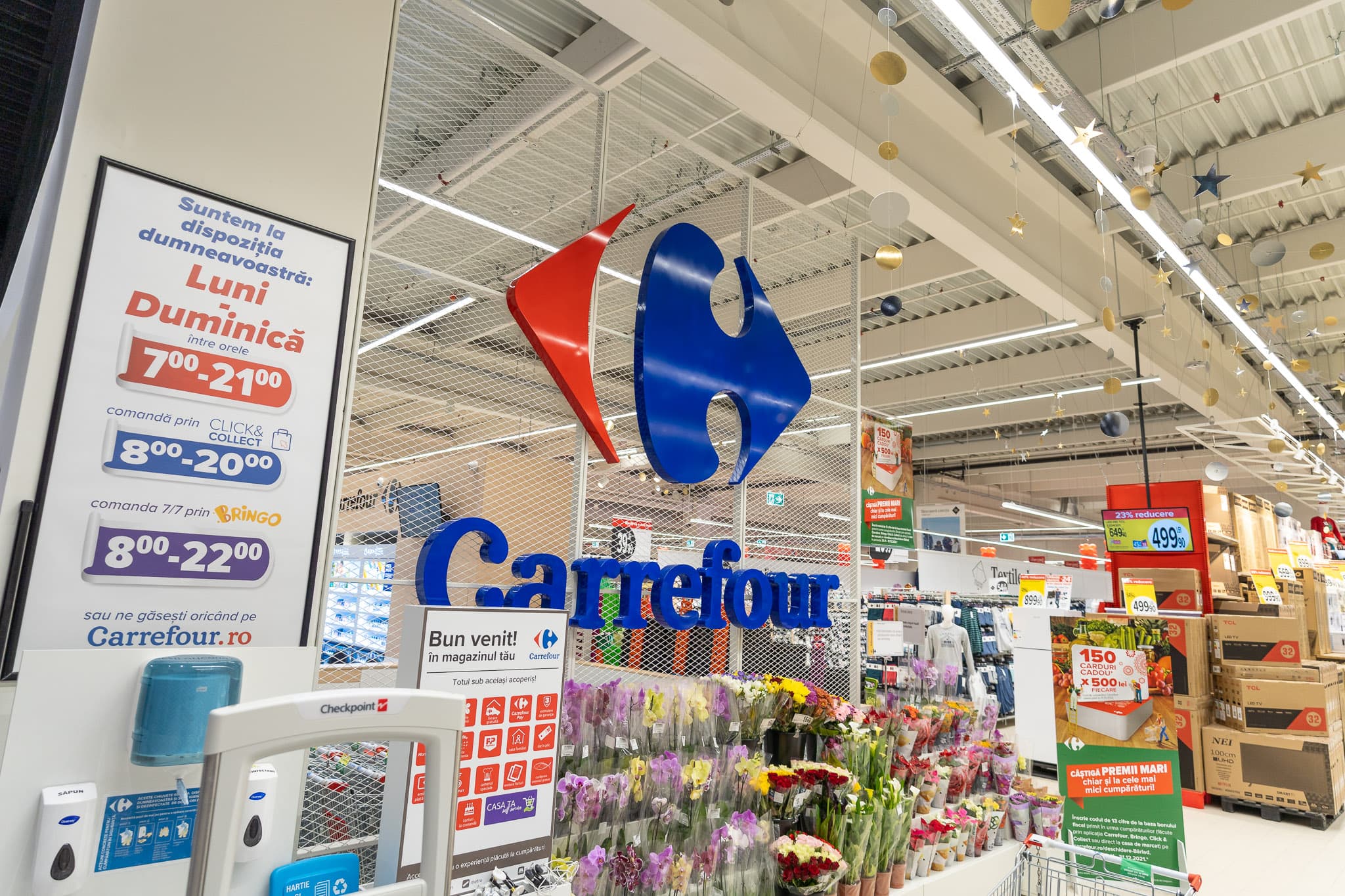 Gata, Carrefour ajunge oficial la frații Pavăl, patronii Dedeman. Consiliul Concurenței a aprobat tranzacția. Cum se va numi hipermarketul de-acum încolo