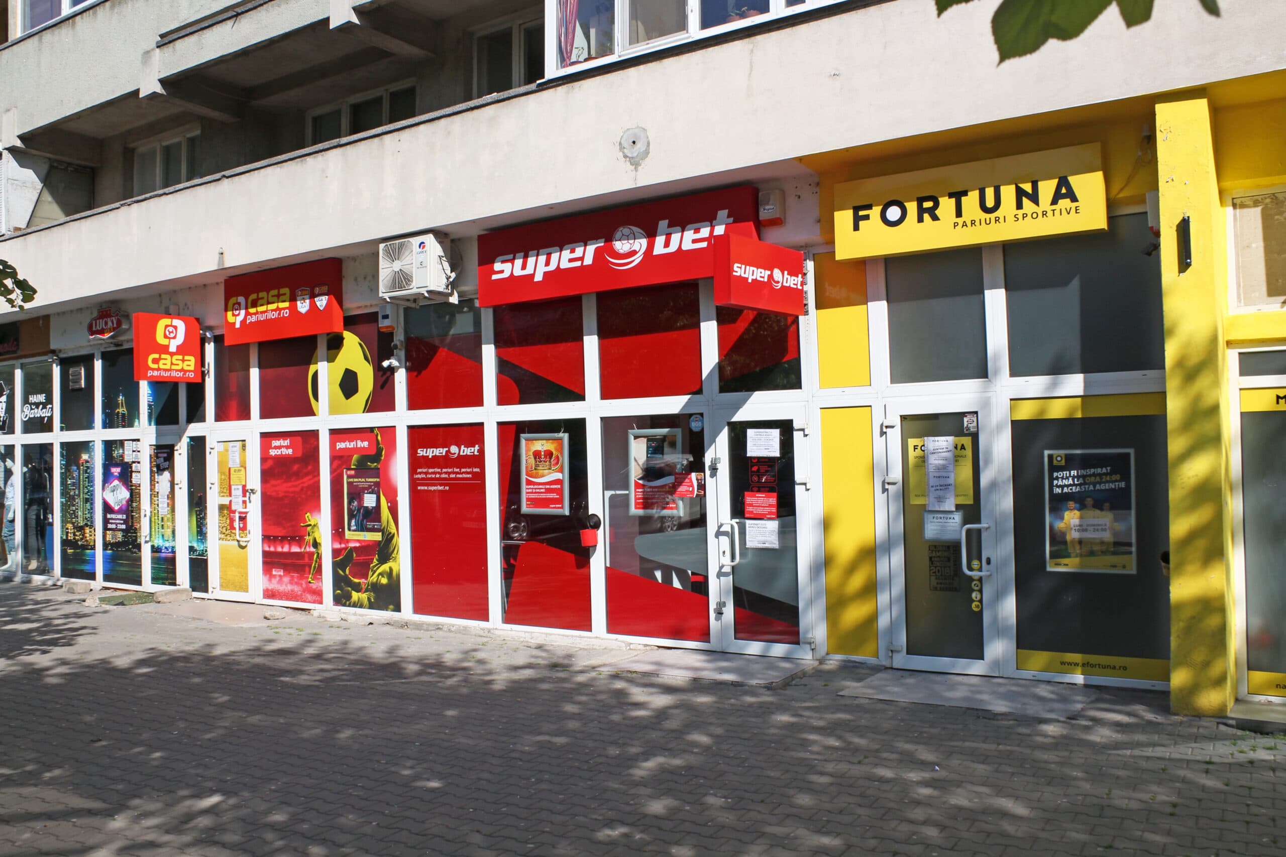 Un casier de la o casă de jocuri de noroc din București s-a dat tâlhărit și s-a rănit singur. Alți doi bărbați l-au ajutat să facă o pagubă de 2.500 de lei