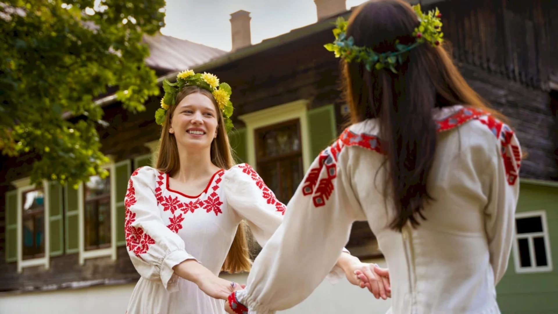 Avem Ceai Dansant de Sânziene, în weekend, la Centrul Cultural Armean din București. Vine și Ada Milea să cânte