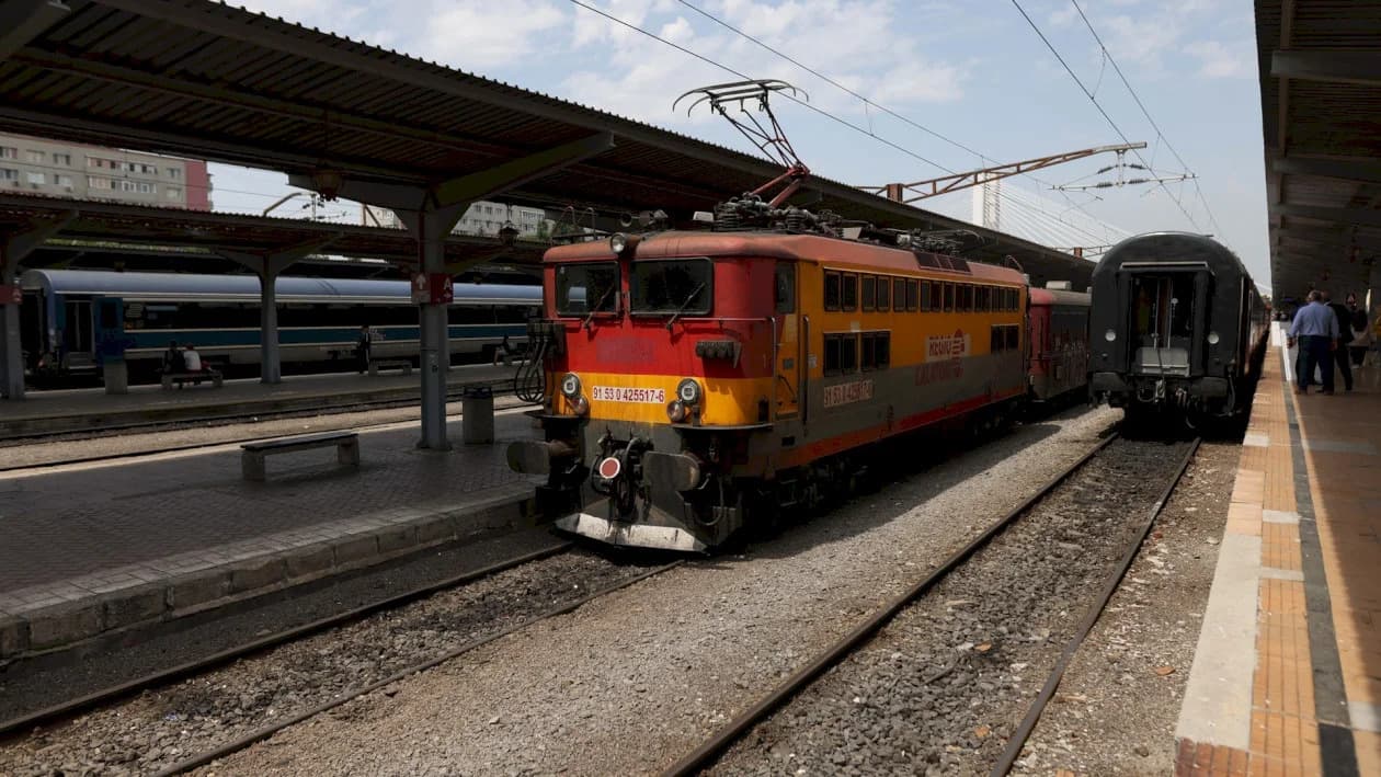 Sute de minute de întârziere în gară. Trenul Craiova – București a ajuns cu patru ore mai târziu în Gara de Nord. Canicula a blocat transportul feroviar