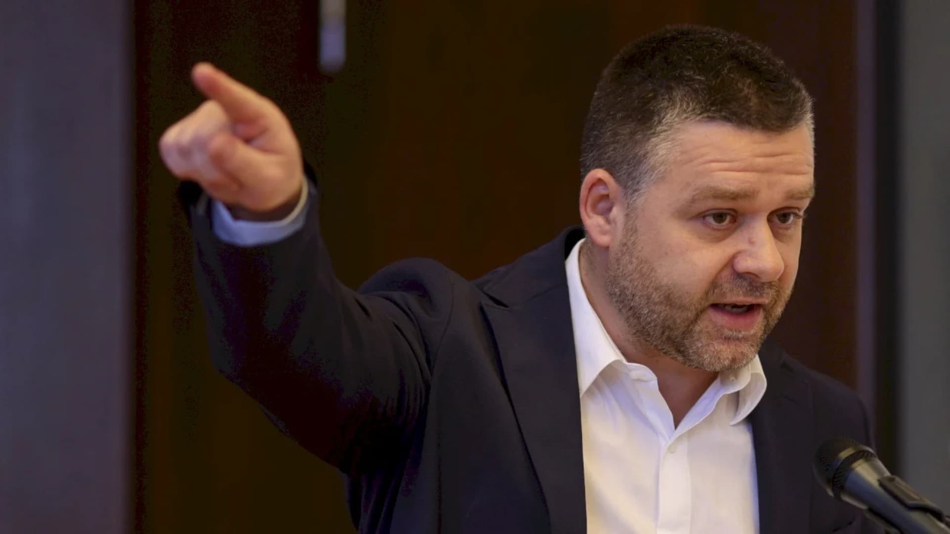 Dl. Ciucu, la prima oră supărat că orașul e “împopoțănat”, anunță noi regulamente pentru terase, care vor transforma Bucureștiul în Madrid și Bruxelles