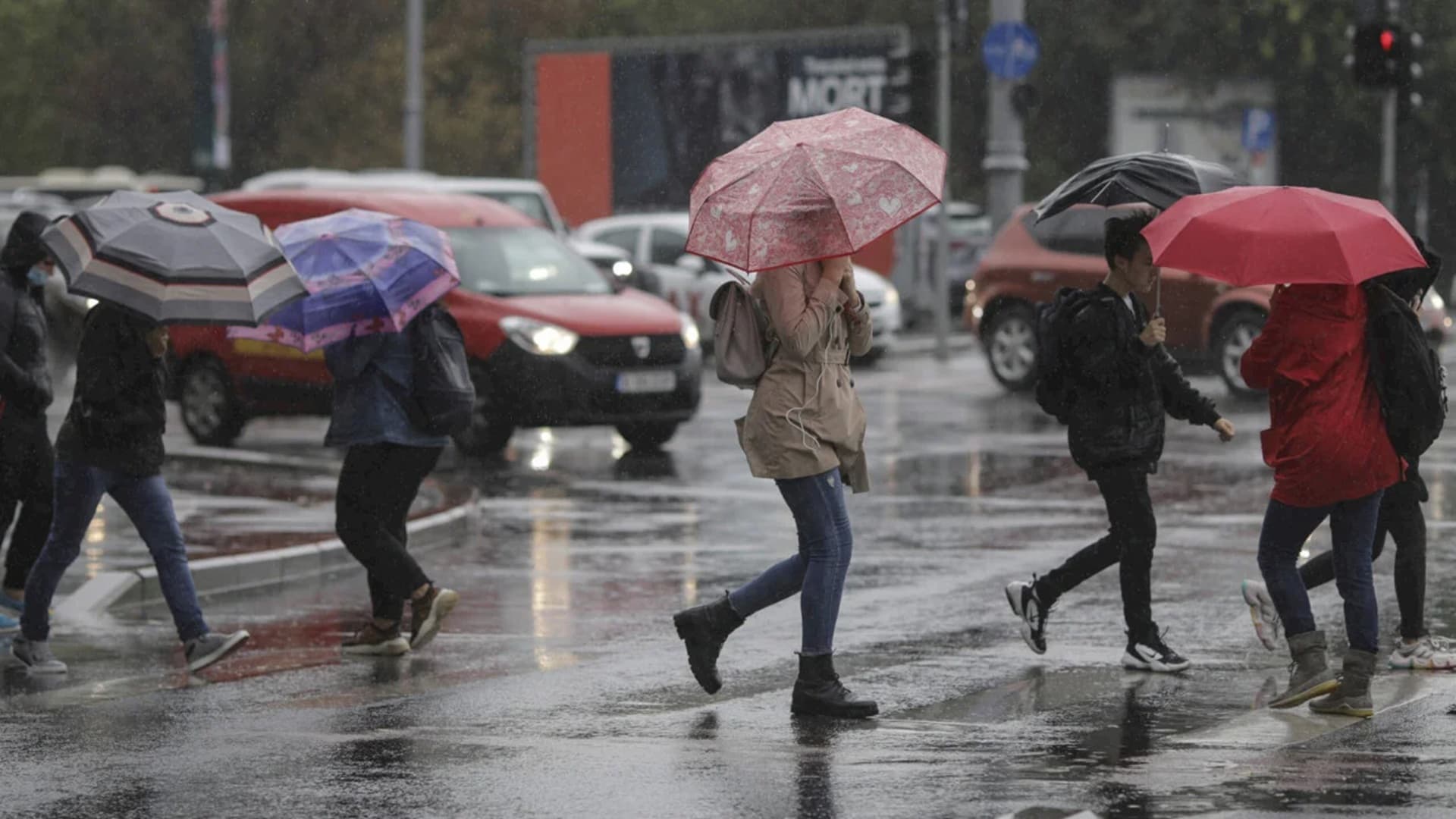 Avertizare METEO | Va ploua și-n acest weekend în București. ANM a emis cod galben de instabilitate atmosferică, mâine. Prognoza specială pentru Capitală