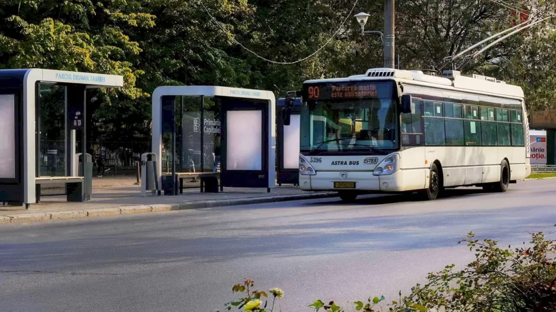 Proiectul „Stații STB cu umbră și adăpost”, ca să nu ne mai coacem în așteptarea tramvaiului, pe masa CGMB. E nevoie de aproximativ 1.000 prin tot orașul